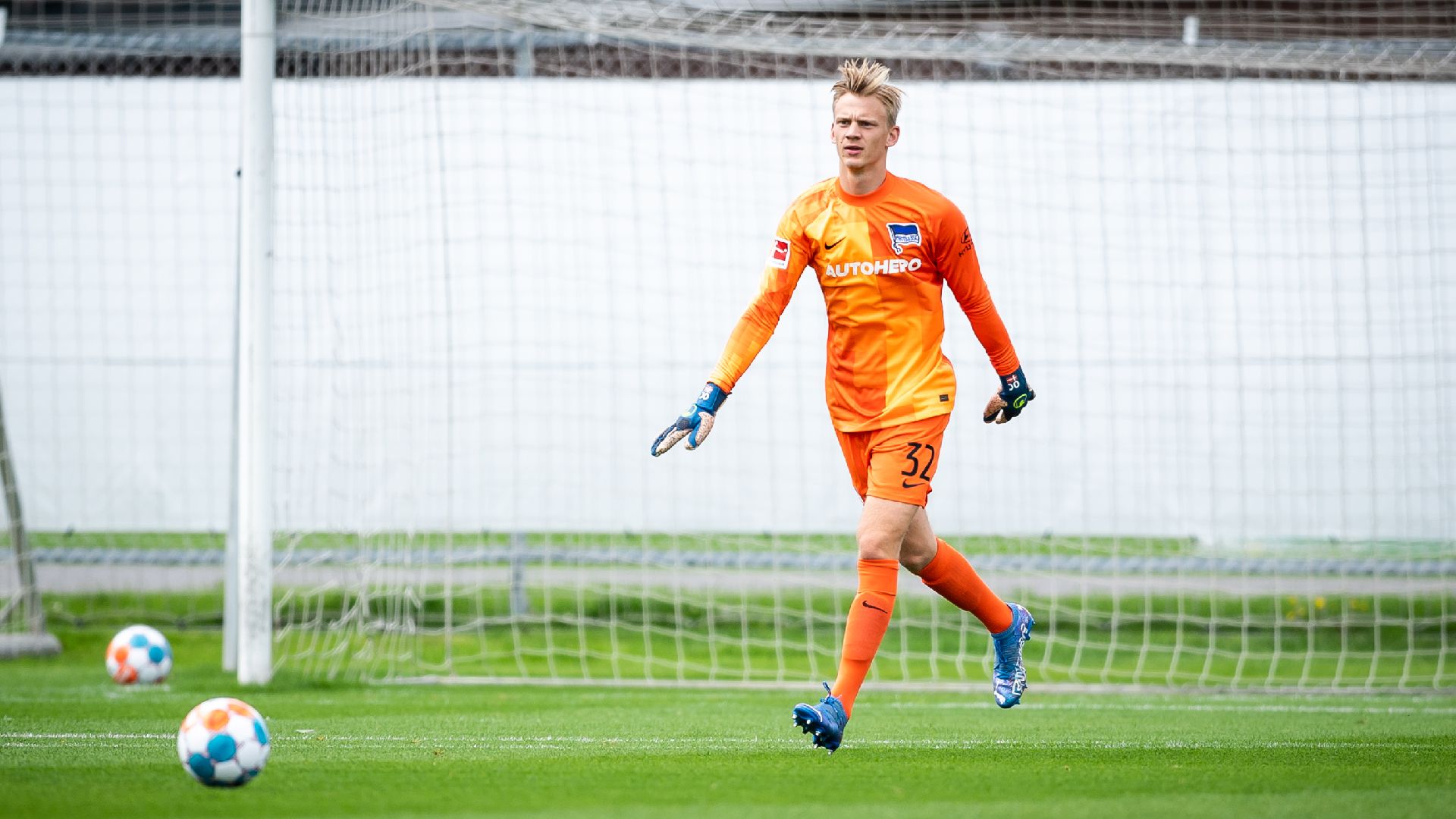 Oliver Christensen on the ball in a training game.