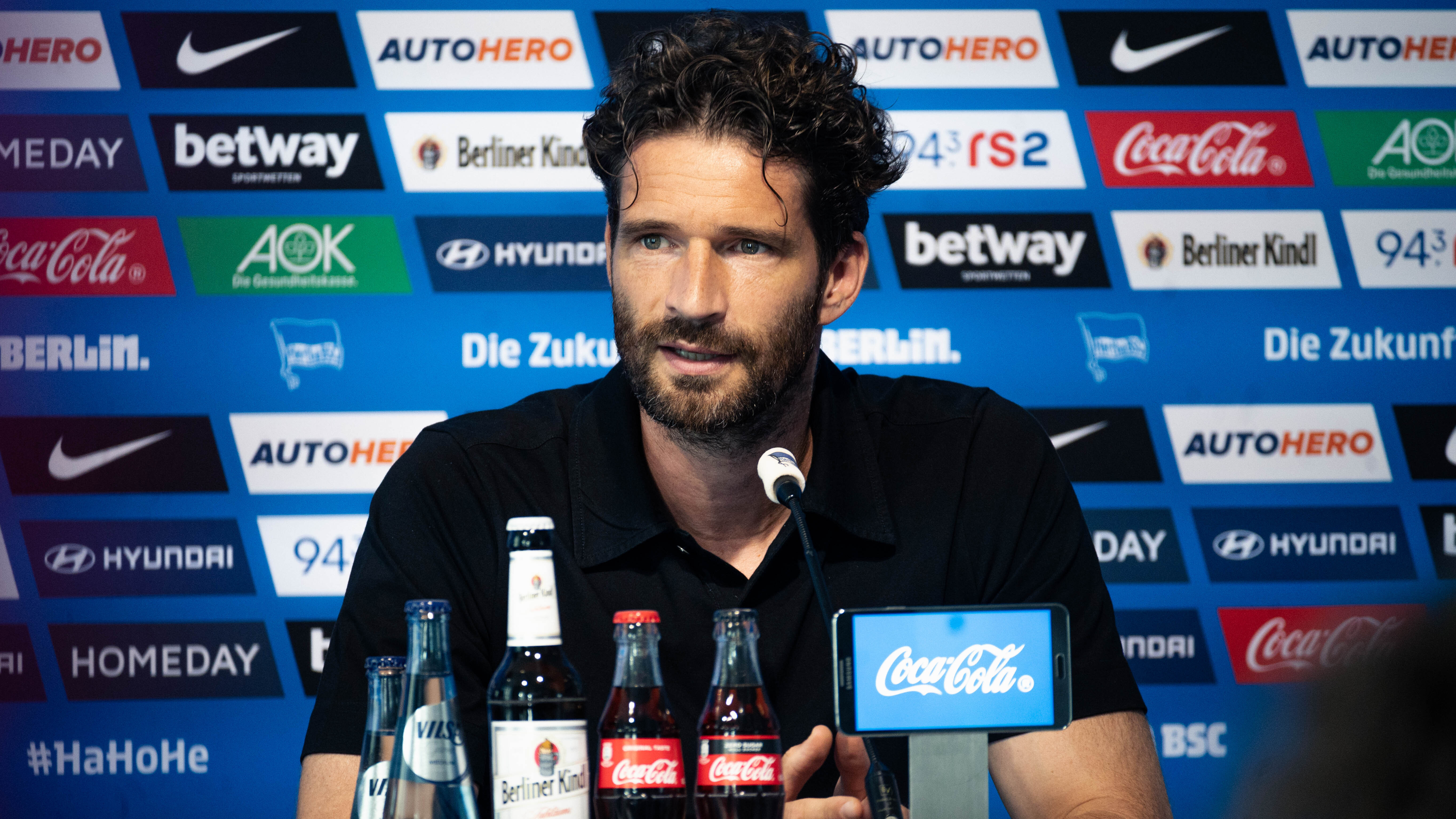 Arne Friedrich spricht auf der Pressekonferenz vor dem Gastspiel beim VfL Bochum.