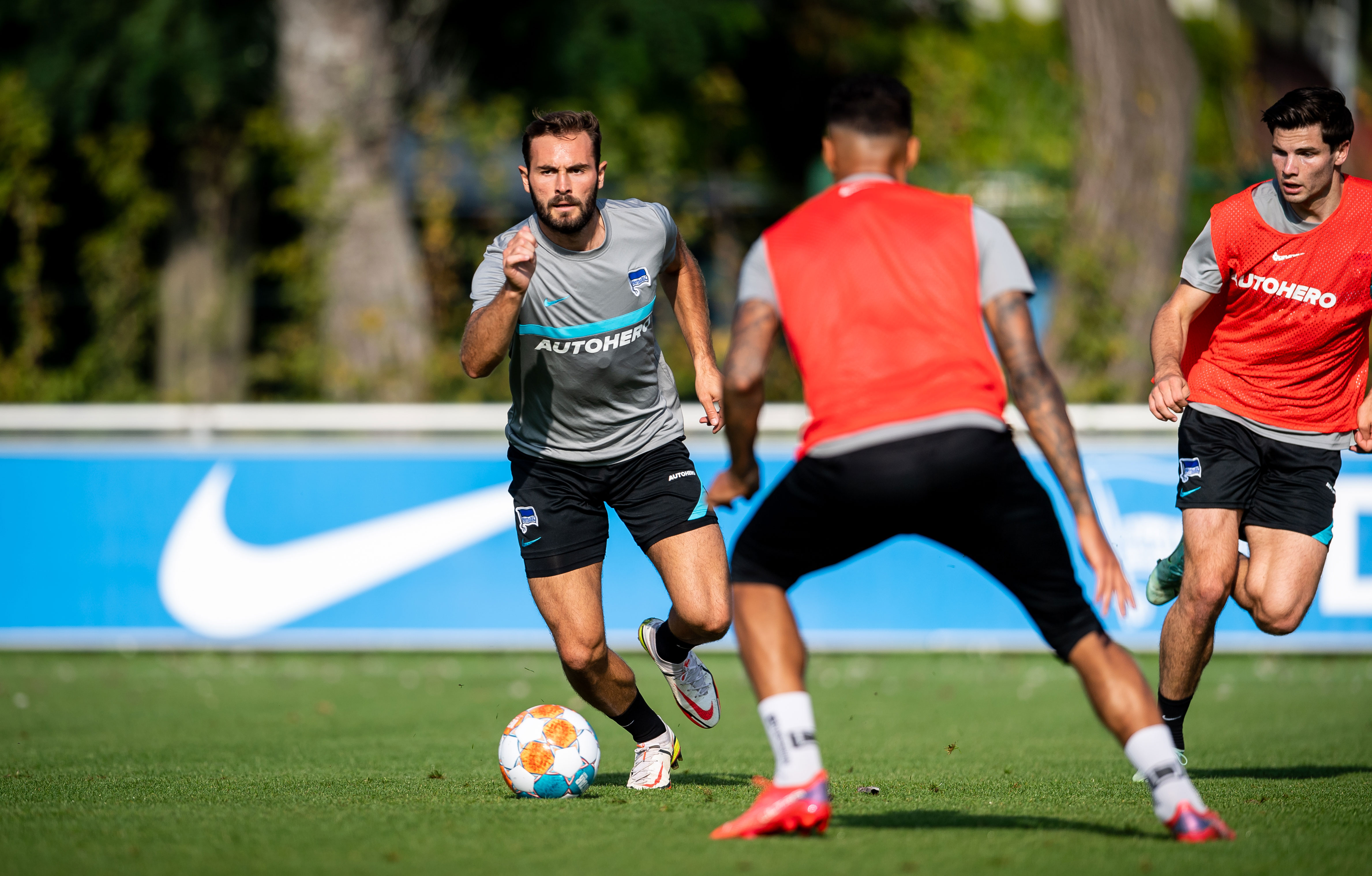 Lucas Tousart führt den Ball im Training dynamisch am Fuß.