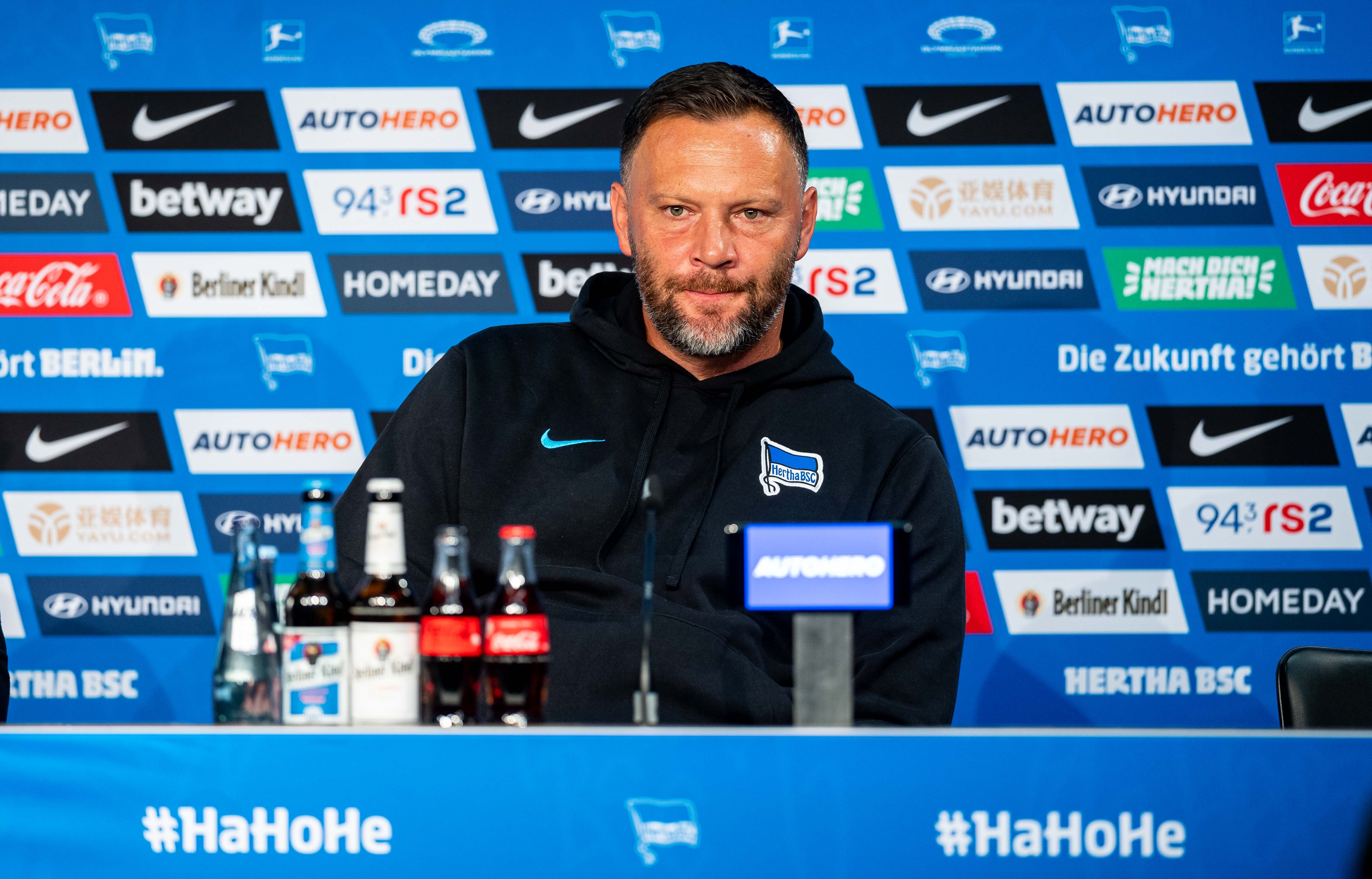 Pál Dárdai sitzt auf dem Podium im Olympiastadion.