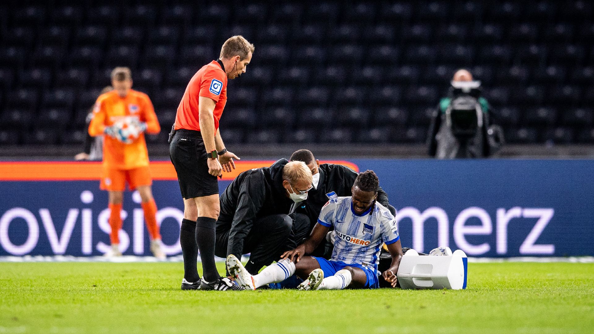 Dedryck Boyata sitzt auf dem Rasen und muss behandelt werden.