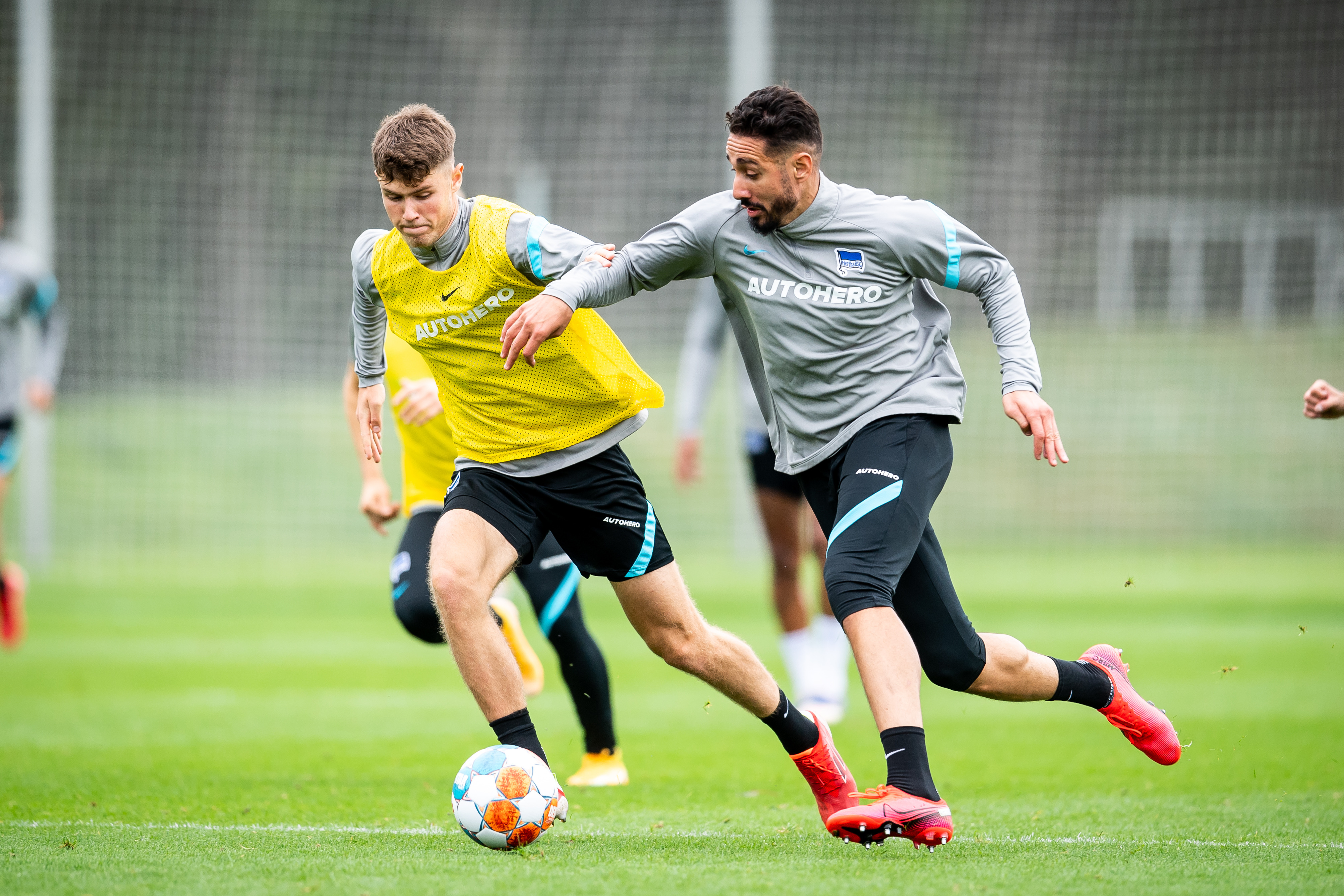 Linus Gechter and Ishak Belfodil in a duel.