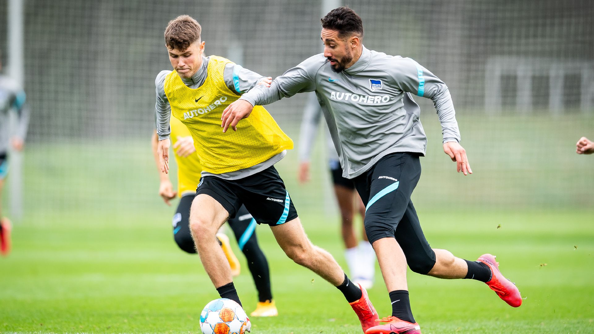 Linus Gechter and Ishak Belfodil in a duel.