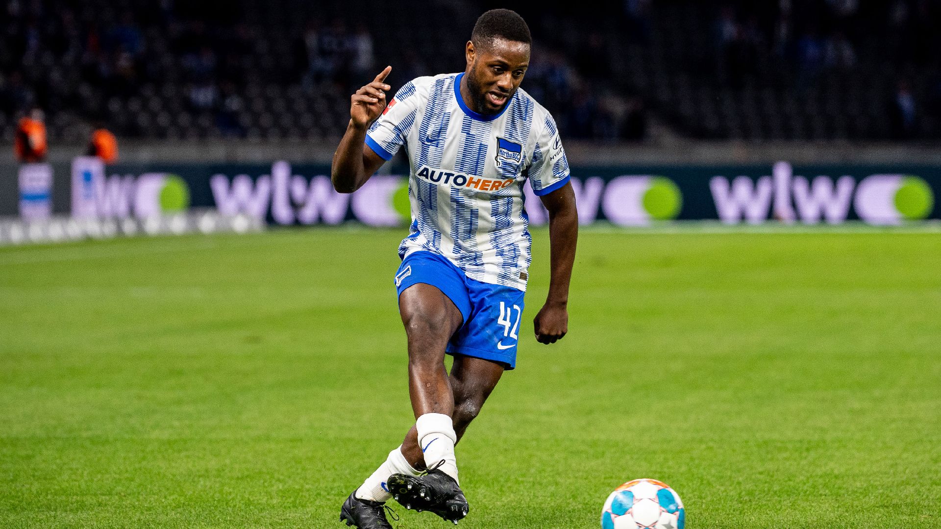 Deyovaisio Zeefuik passt den Ball im Heimspiel gegen Fürth.