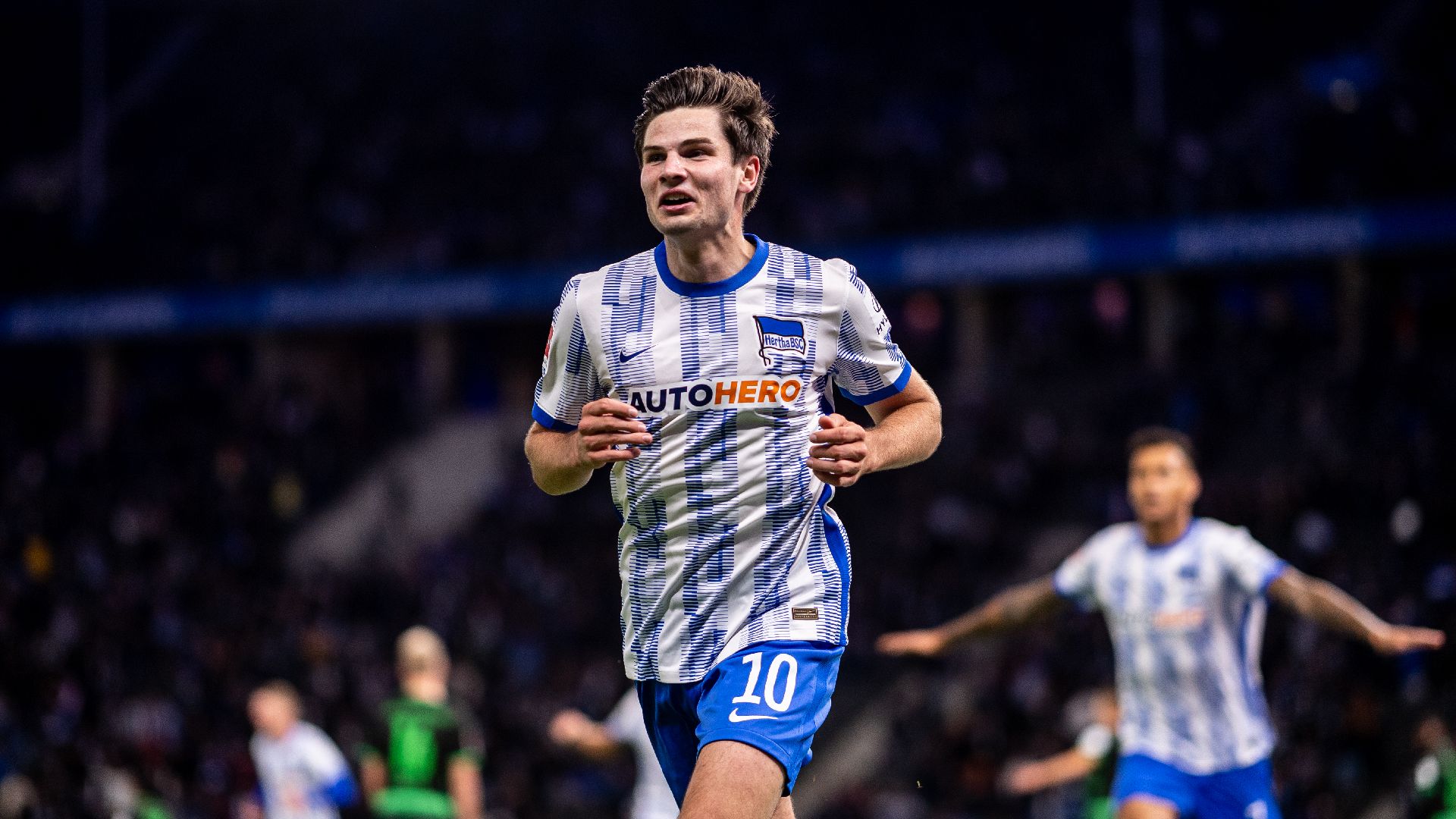 Jurgen Ekkelenkamp celebrates scoring against Fürth.