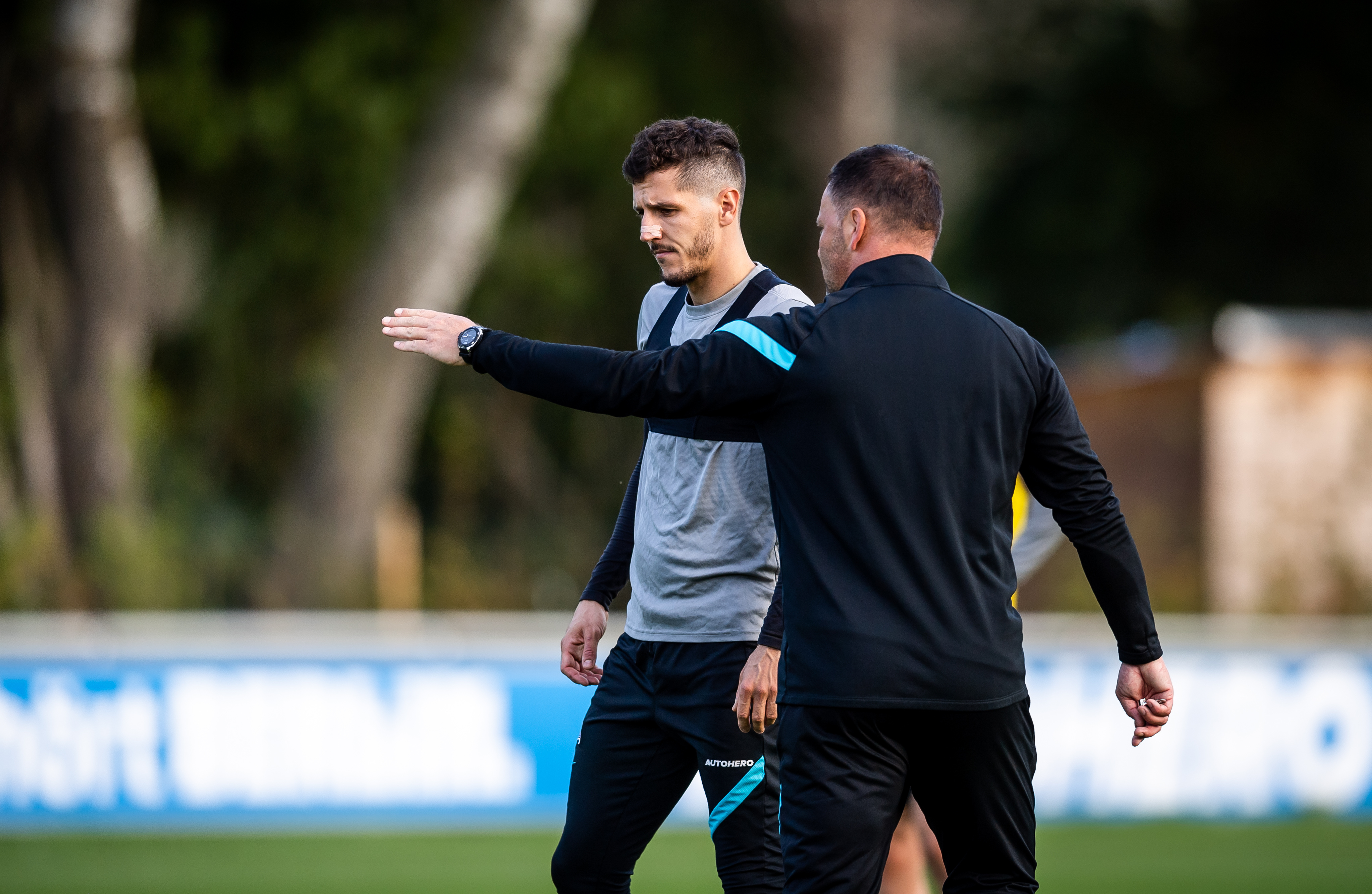 Pál Dárdai speaks to Stevan Jovetić in training.