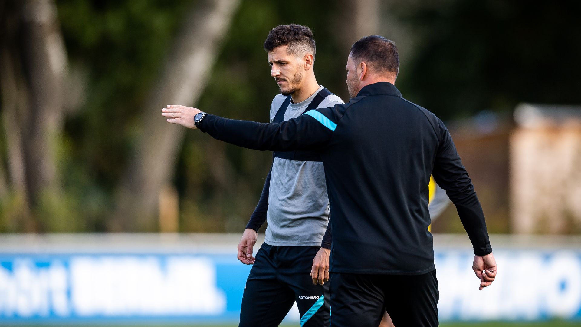 Pál Dárdai gibt Stevan Jovetić Anweisungen im Training.