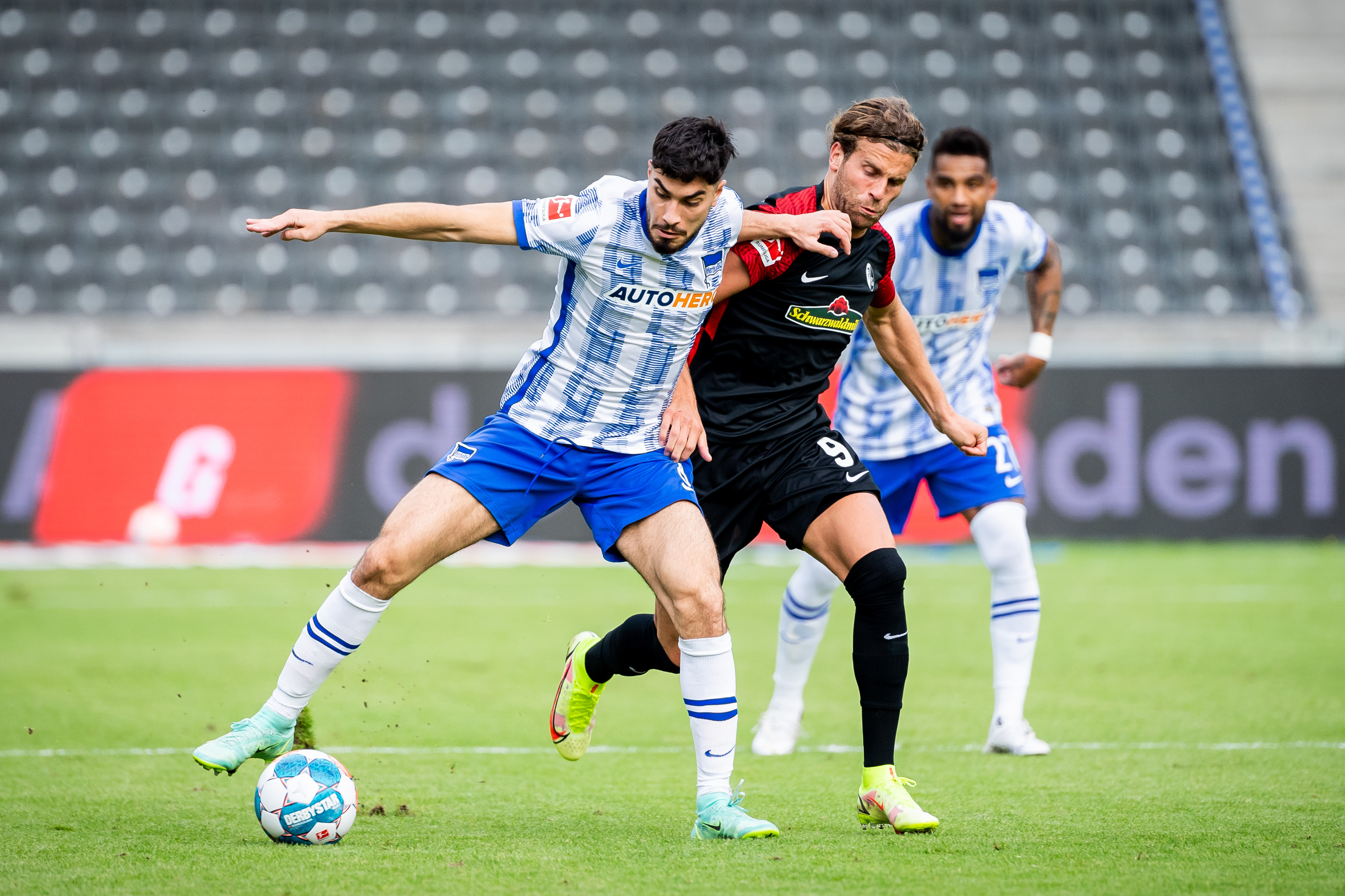 Suat Serdar behauptet den Ball gegen Lucas Höler.