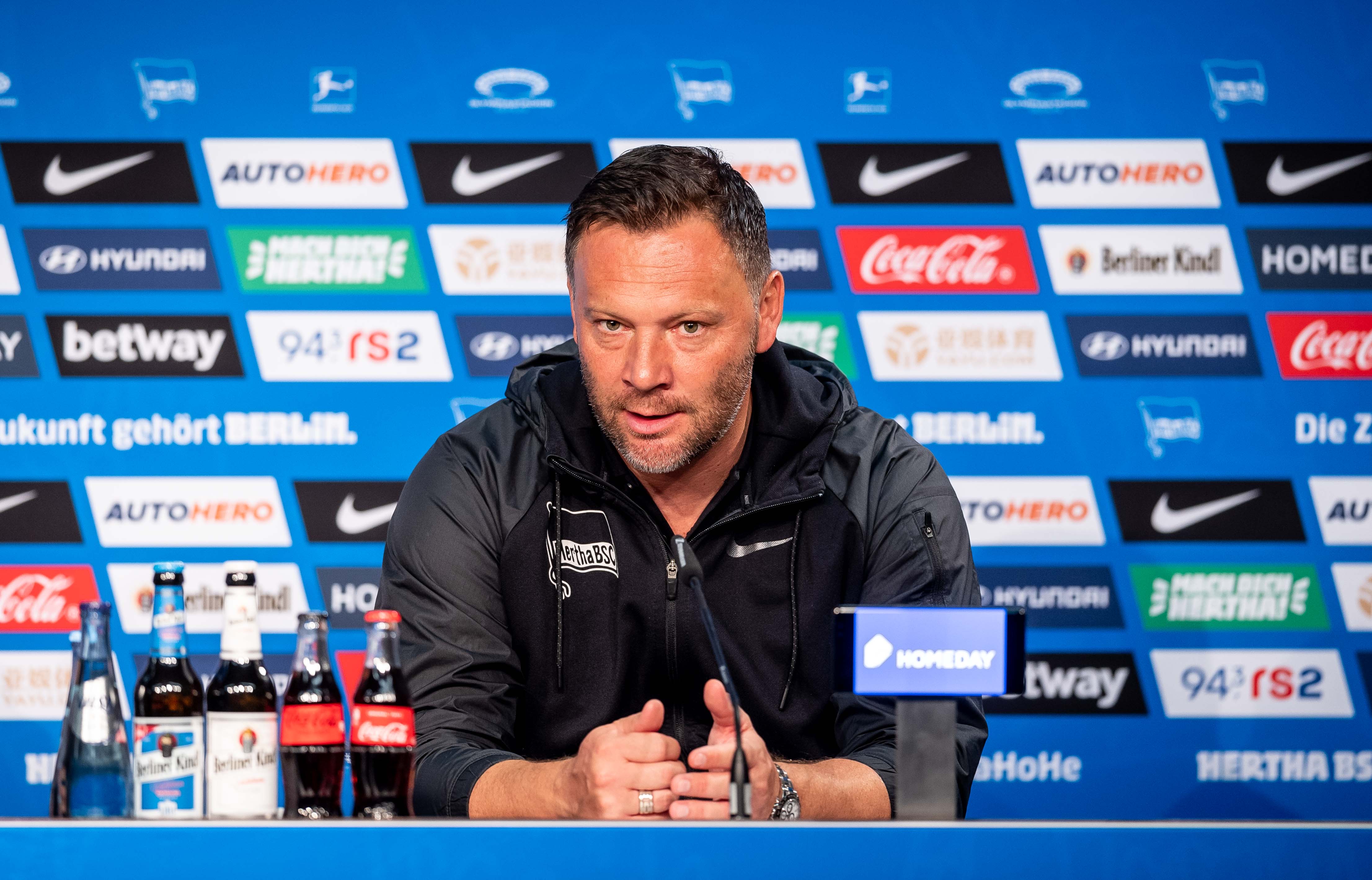 Pál Dárdai sitzt auf dem Podium im Olympiastadion.