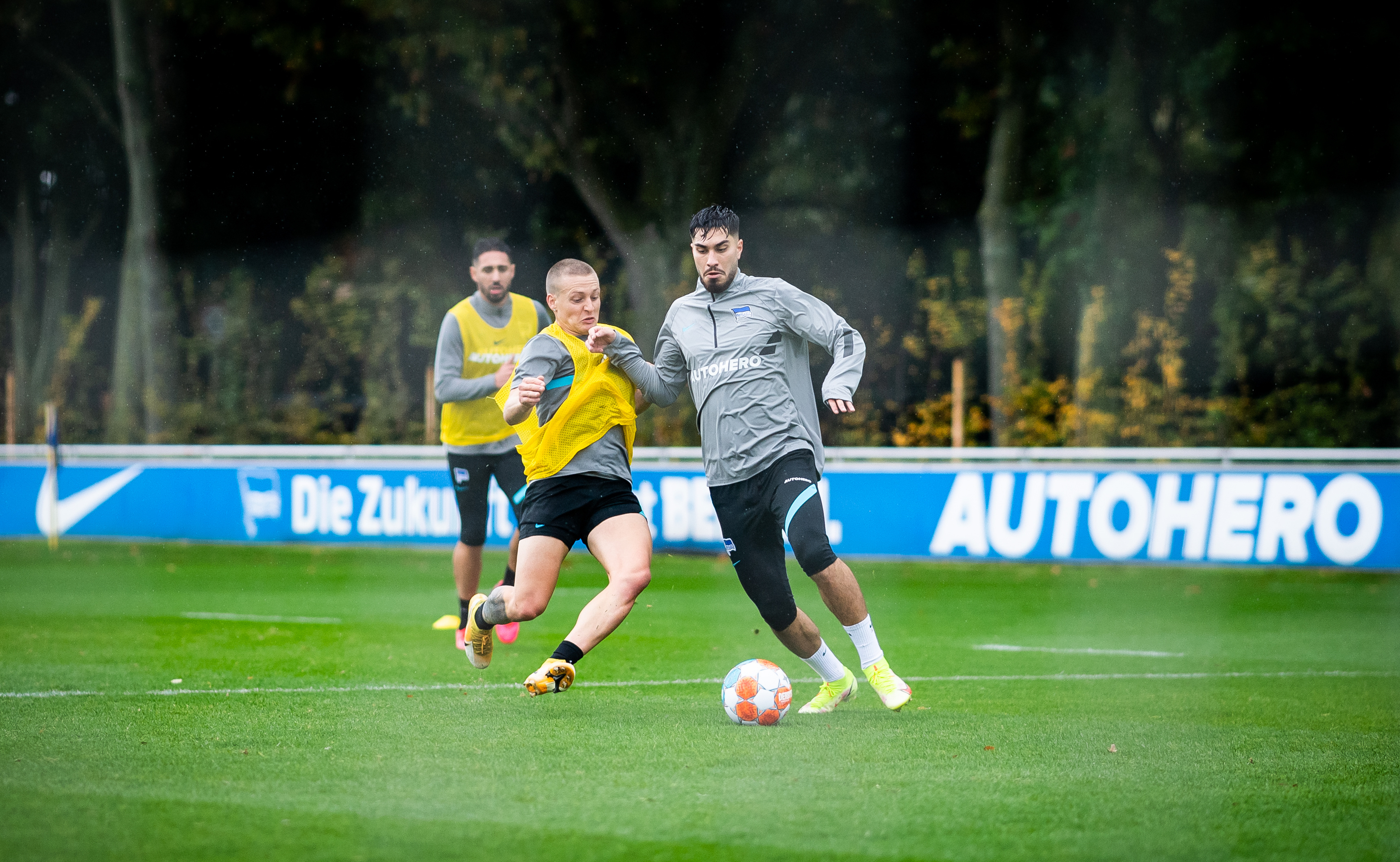 Santiago Ascacíbar setzt gegen Suat Serdar zur Grätsche an.