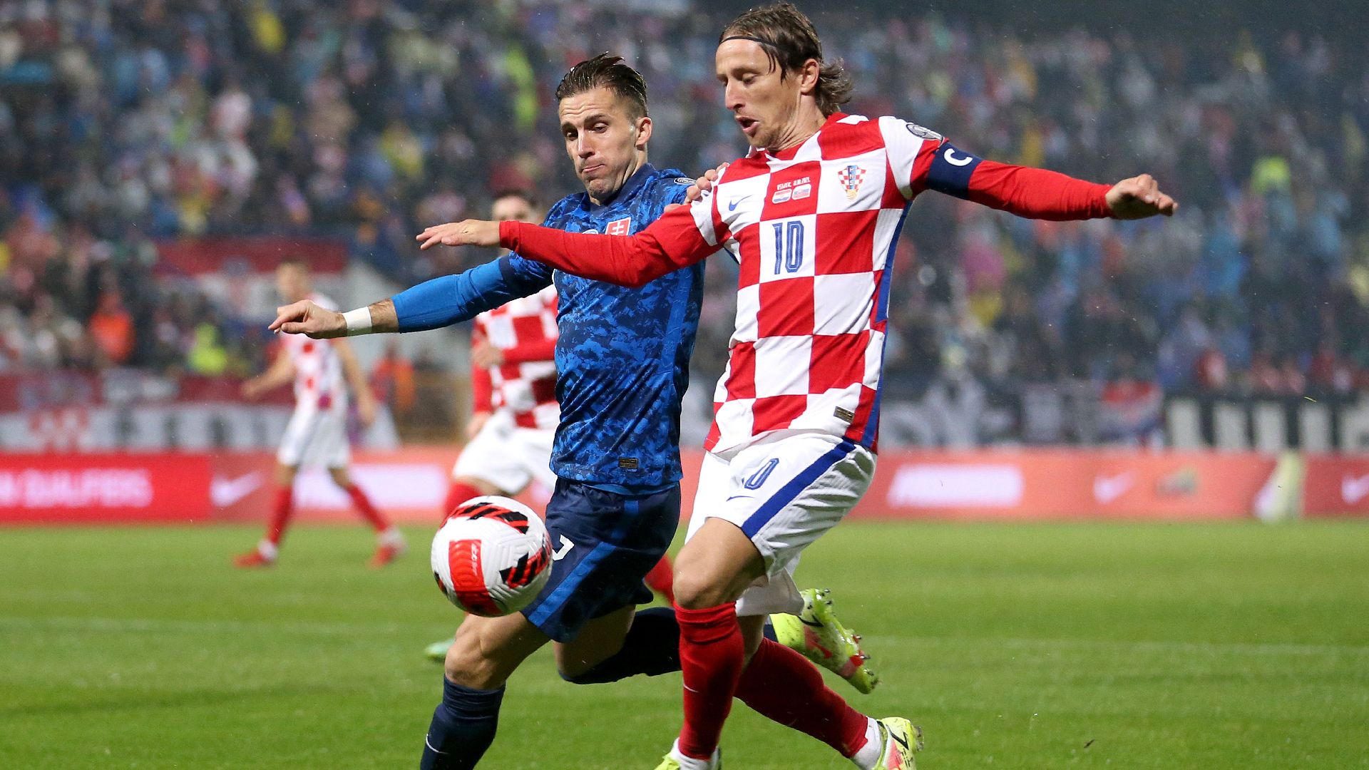 Peter Pekarík duelliert sich mit Luka Modrić um den Ball.