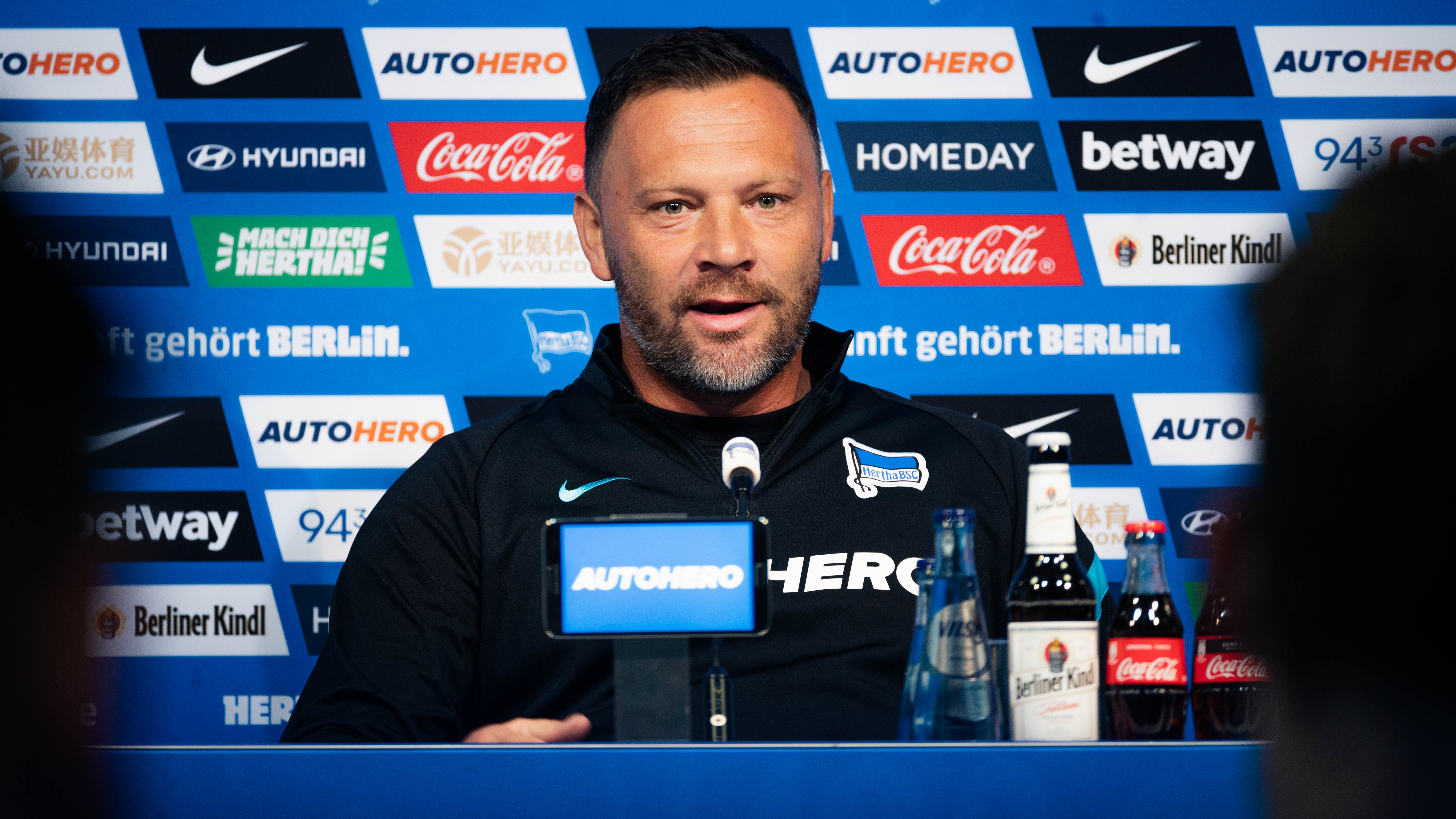 Pál Dárdai spricht auf der Pressekonferenz vor dem Auswärtsspiel in Frankfurt.