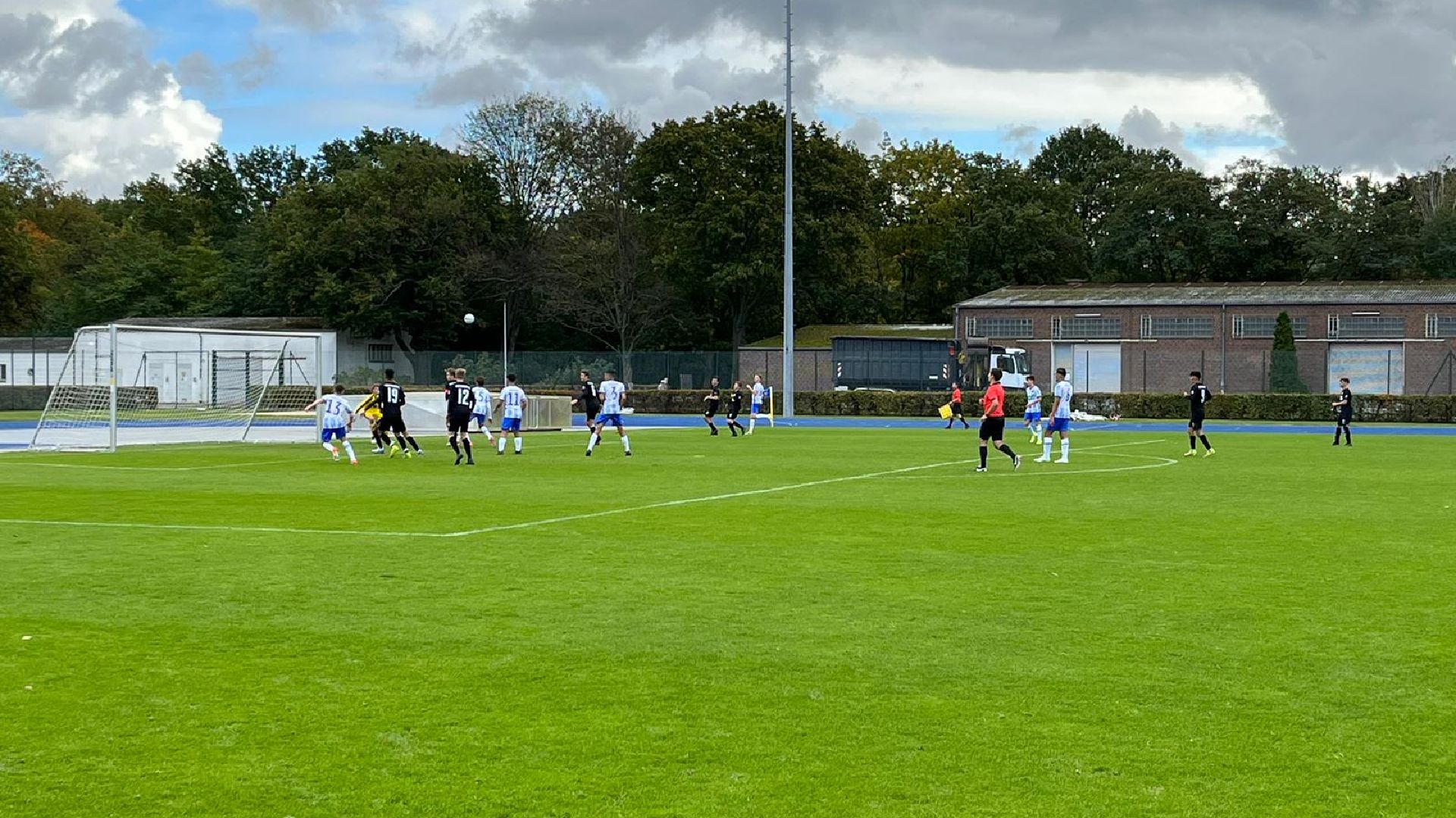 Unsere U16 vor dem Tor des Halleschen FC.