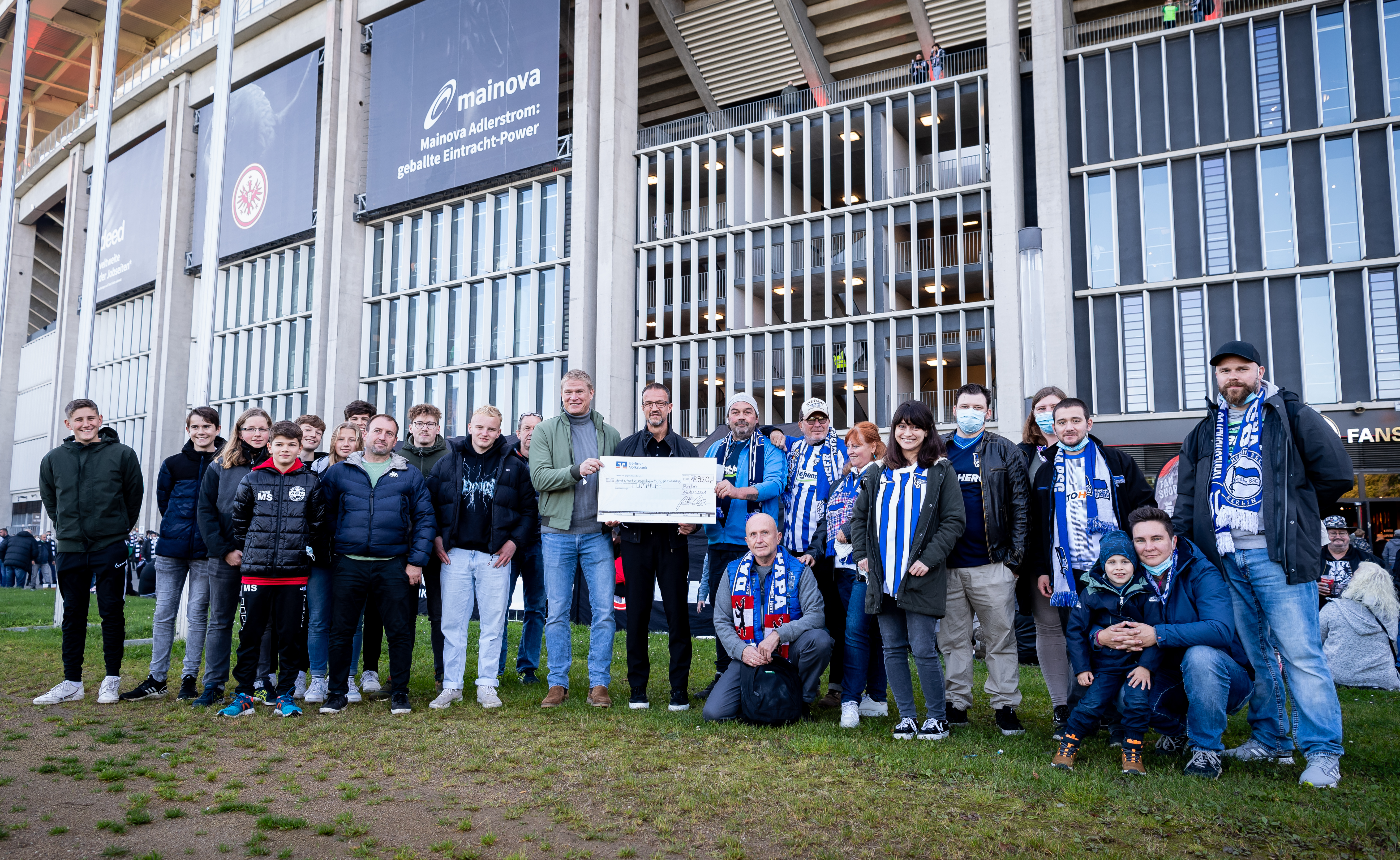 Fredi Bobic und Paul Keuter übergeben den Spendenscheck an die Flutopfer vor dem Spiel gegen Eintracht Frankfurt.