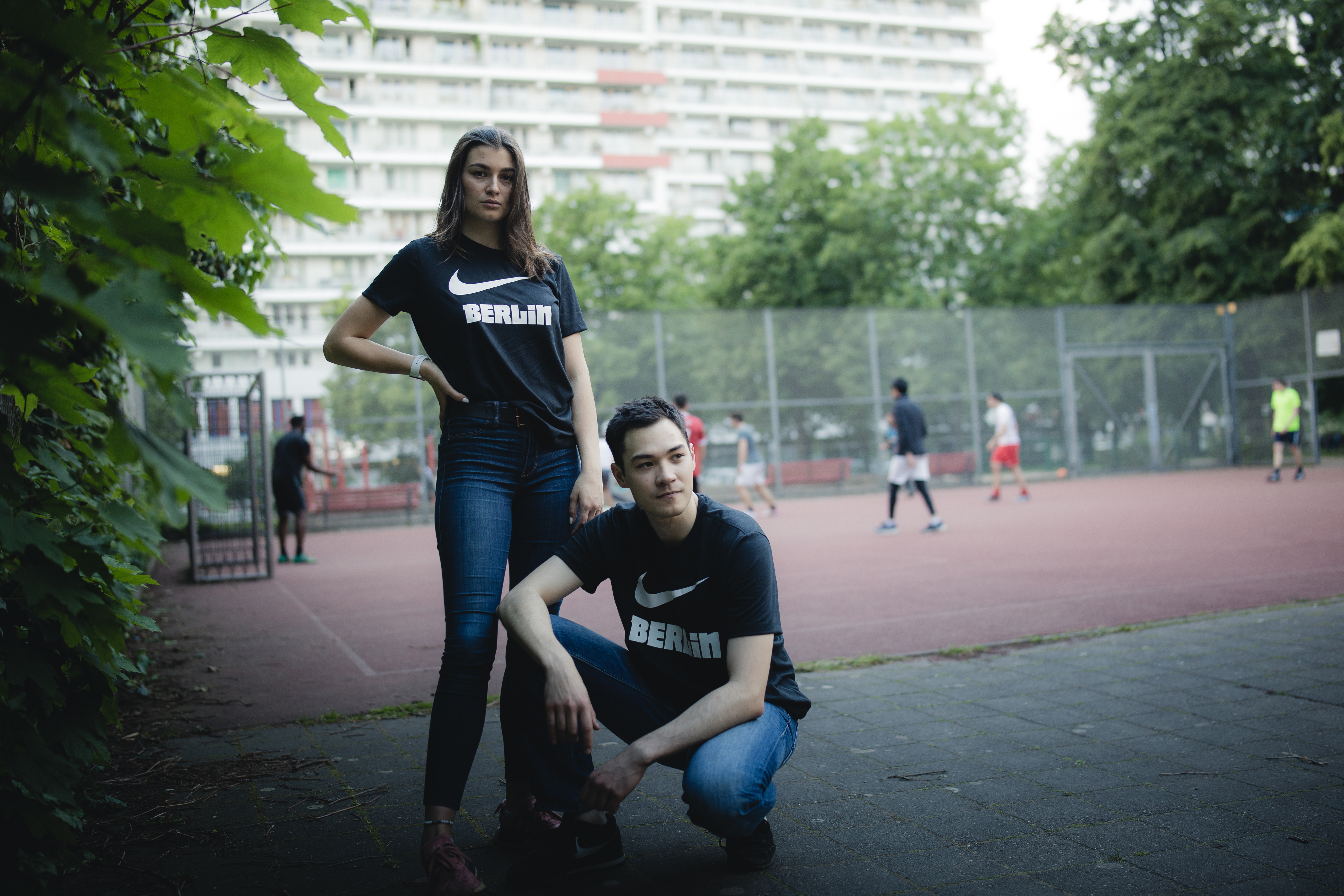 Zwei Hertha-Fans mit dem Nike Shirt 'Berlin'.