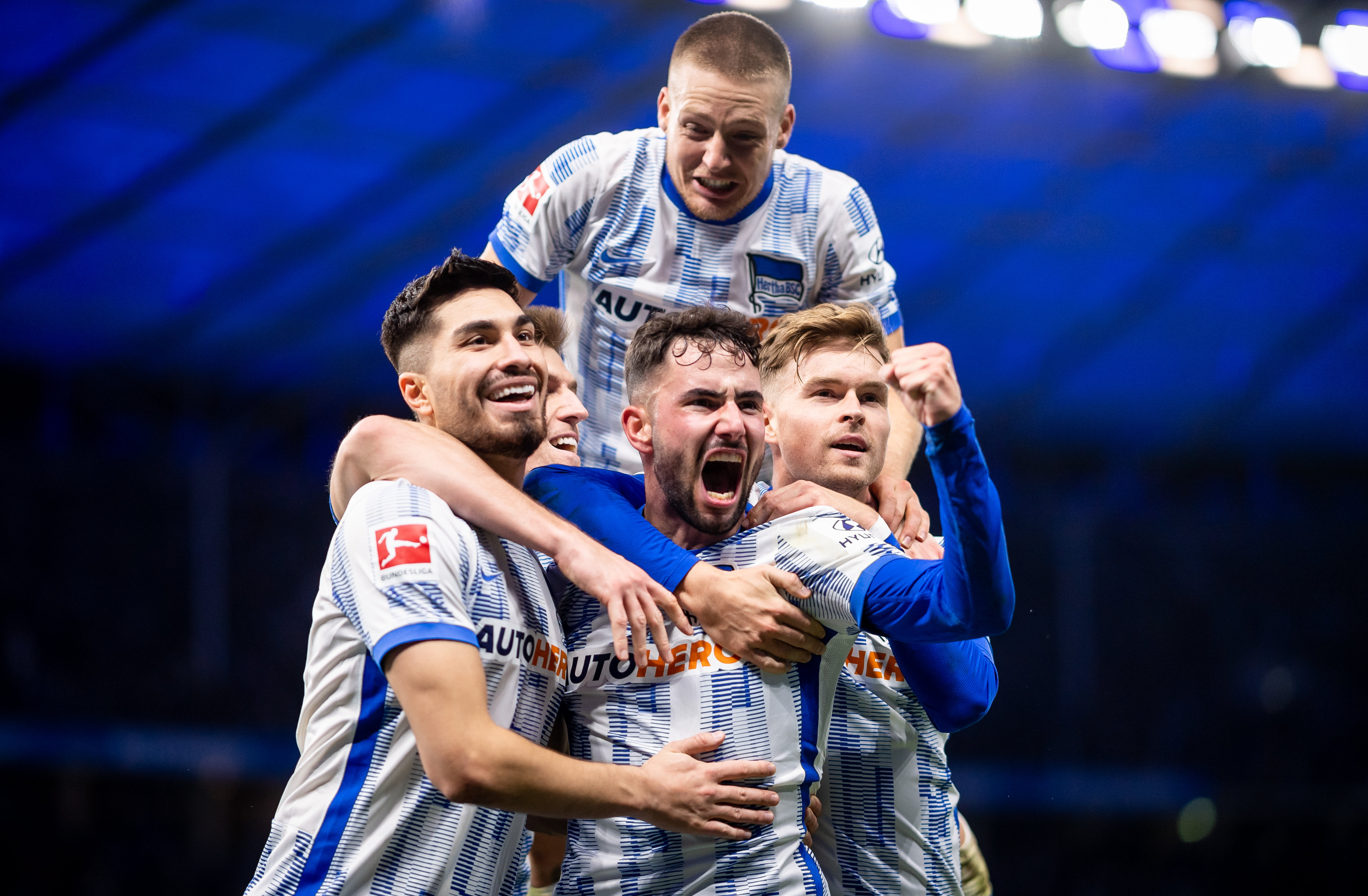 Marco Richter celebrates his goal with his teammates.