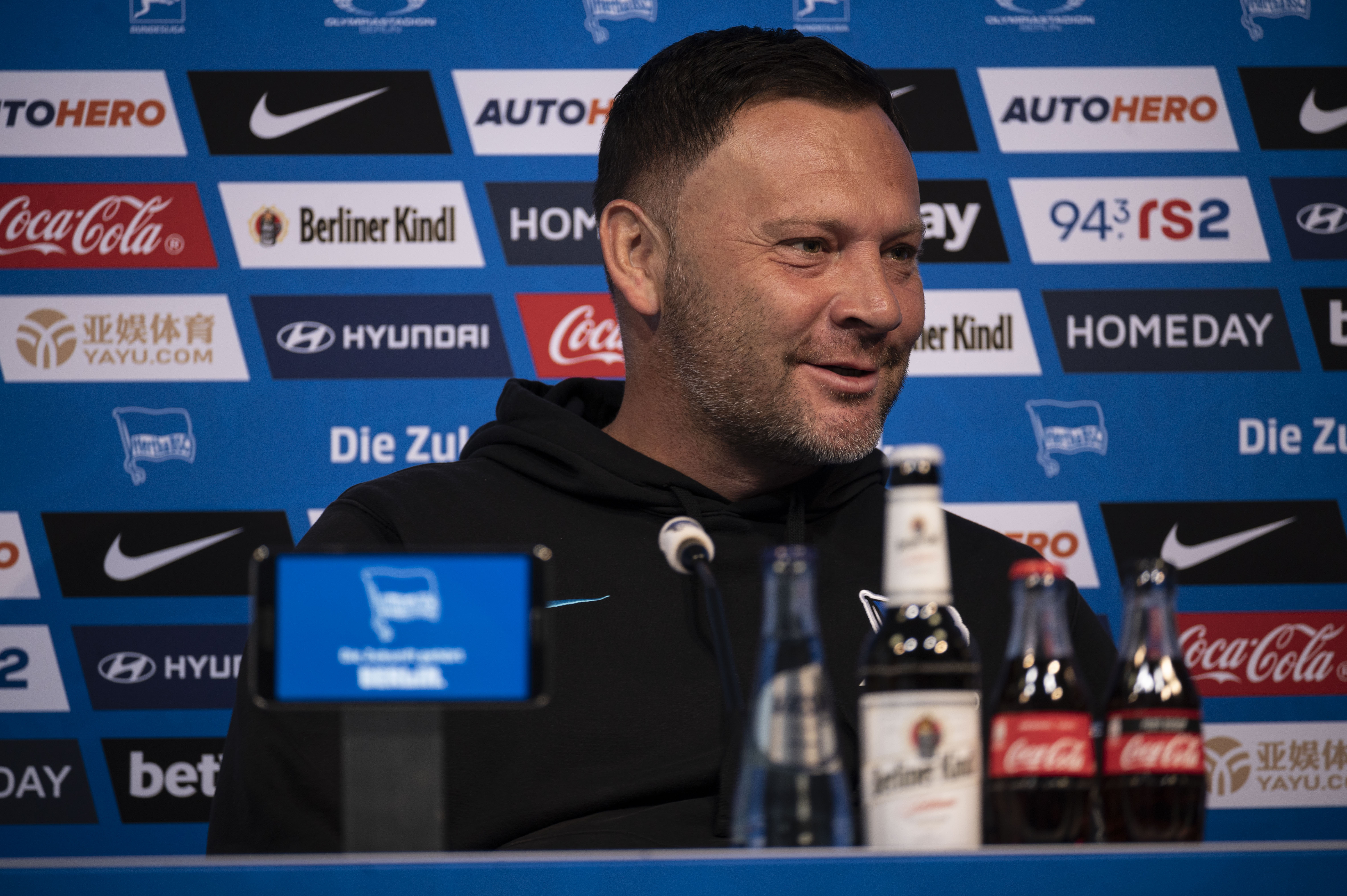 Pál Dárdai en el podio de la sala de prensa del Hertha BSC.