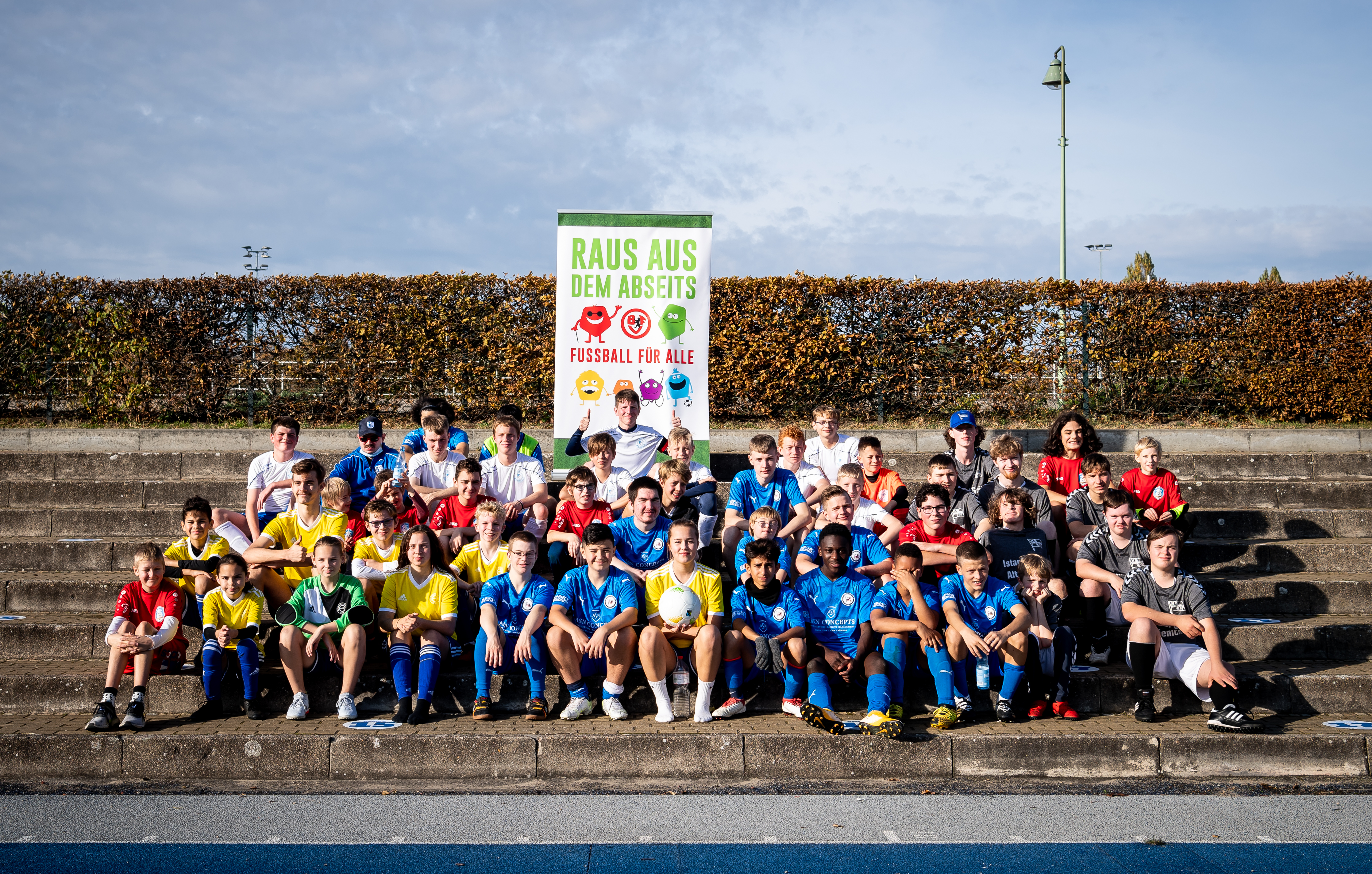 Die Teilnehmerinnen und Teilnehmer des FußballFreunde-Cups.