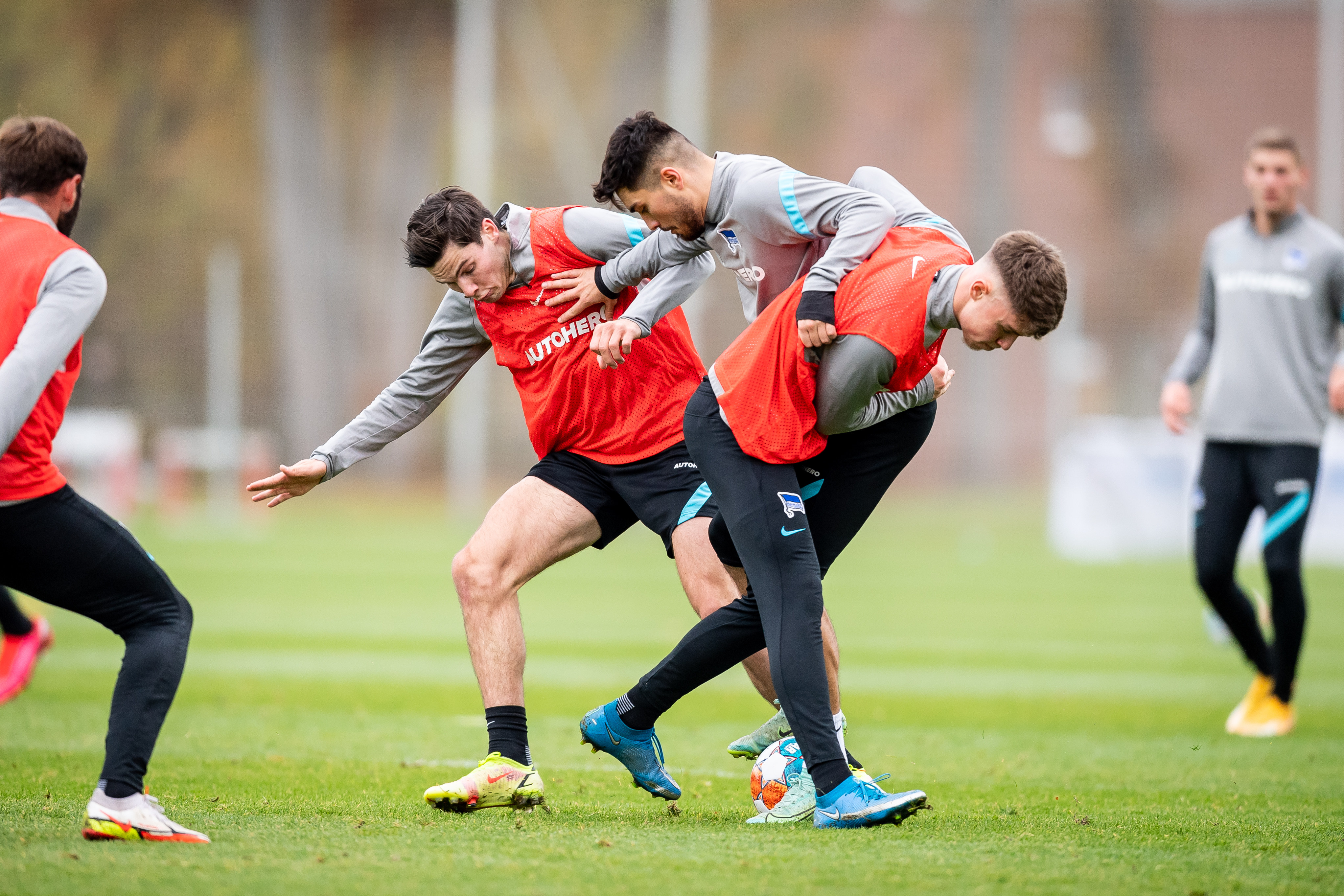 Linus Gechter und Jurgen Ekkelenkamp nehmen Suat Serdar in die Zange.