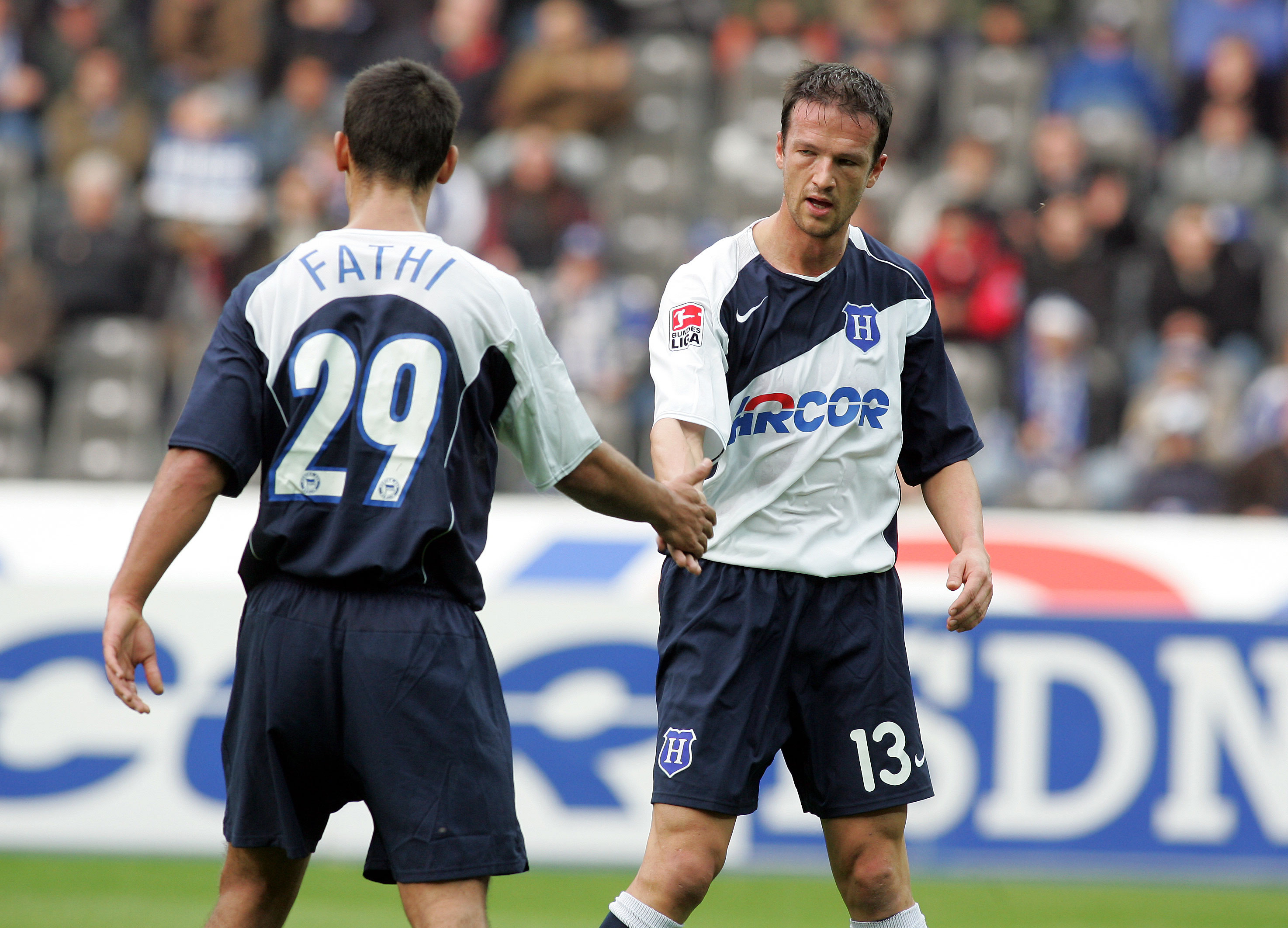 Malik Fathi y Fredi Bobic aplauden después de vencer al Leverkusen en 2004.