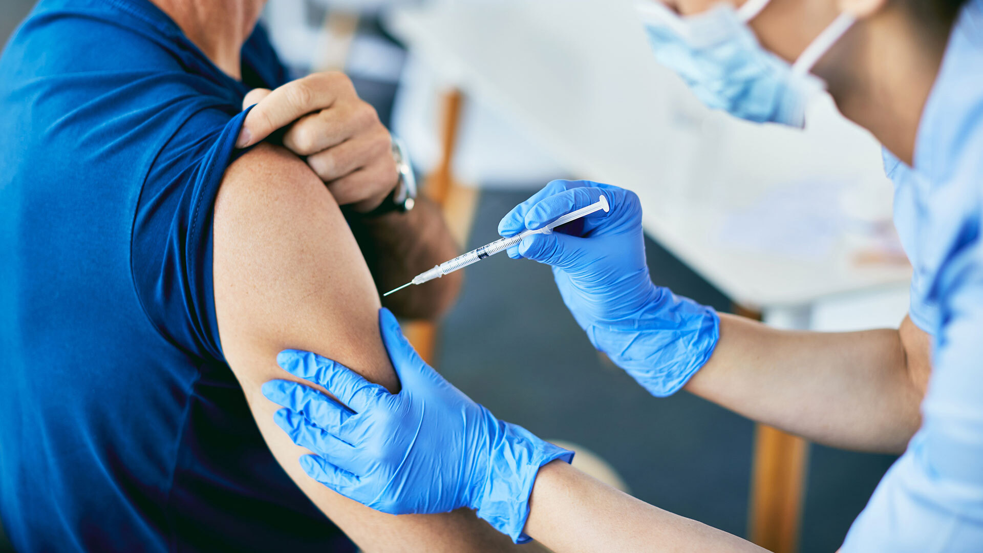 Die Hilfsorganisation Malteser impft vor dem Hauptgebäude der TU Berlin.