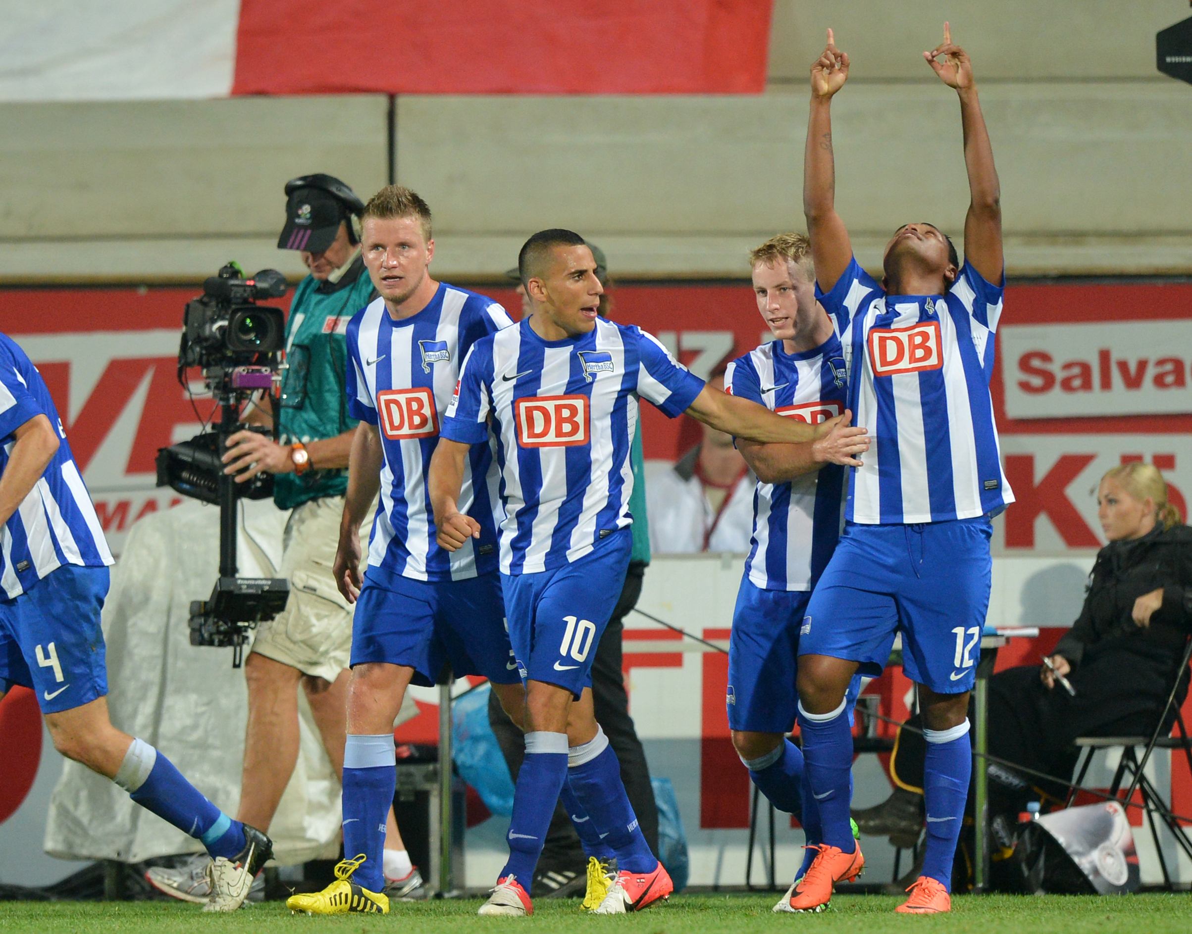 Ronny celebrates making it 2-1 in the Berlin derby with his team.