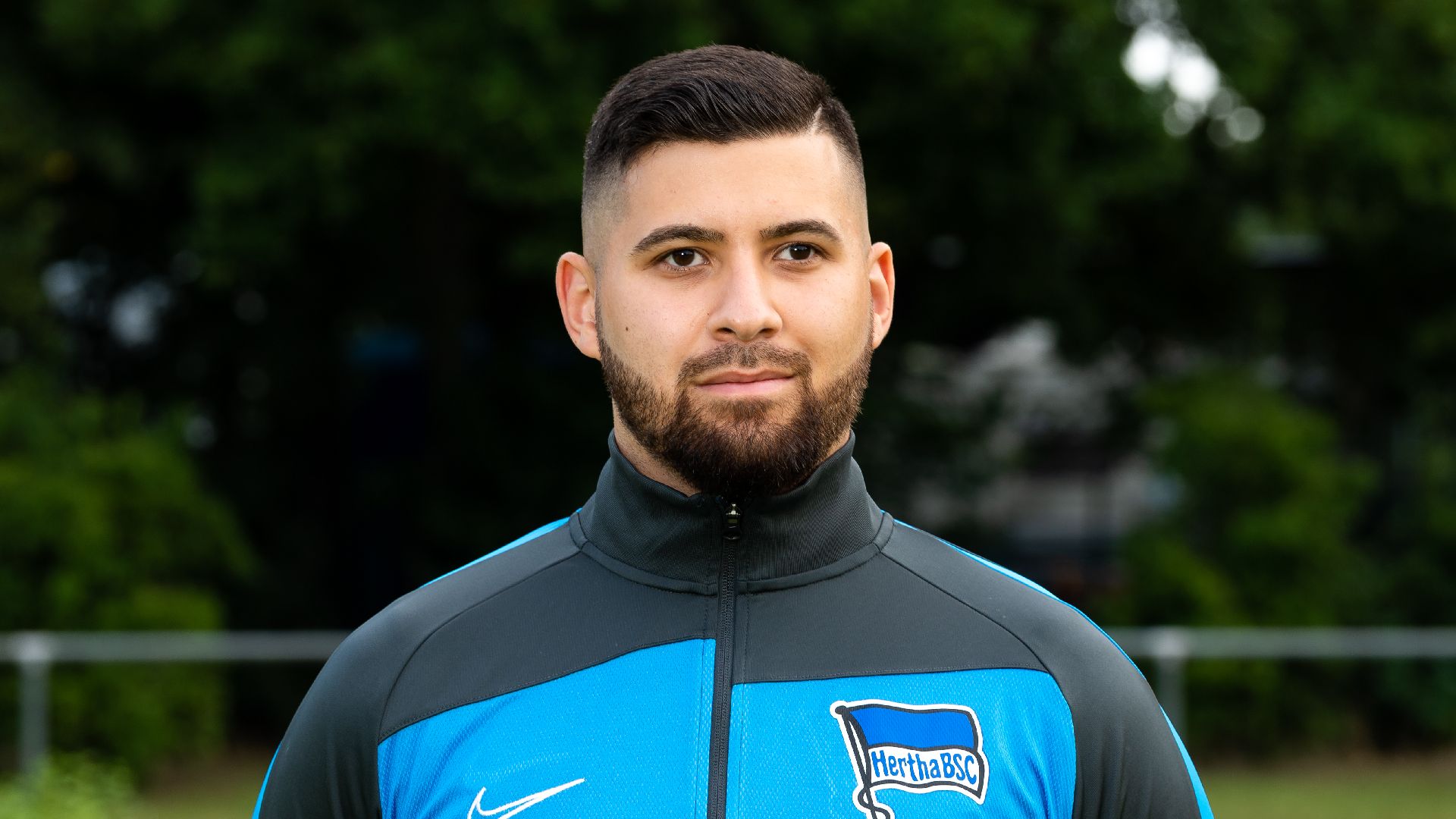 Blindenfußball-Trainer Yasin Talay im Porträt.