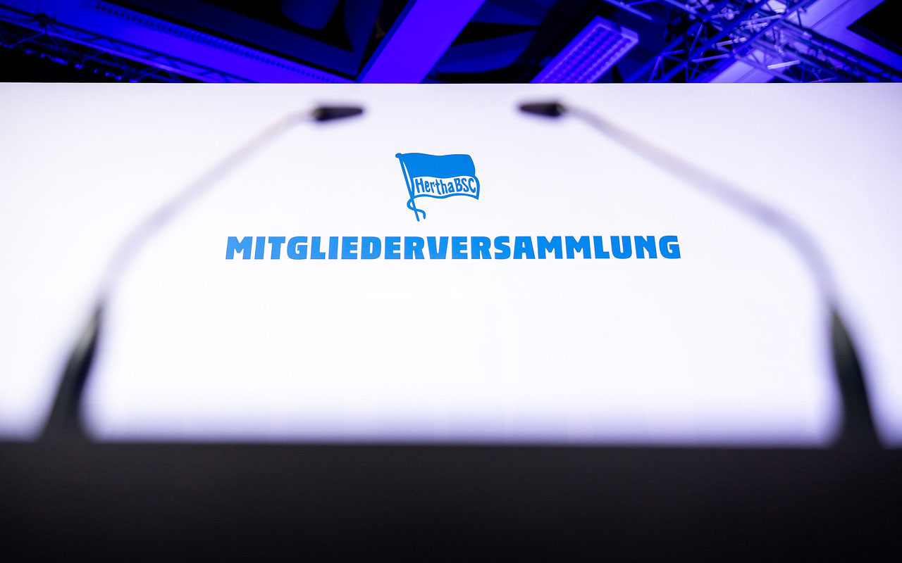 Das schön inszenierte Hertha-Logo bei der Mitgliederversammlung.