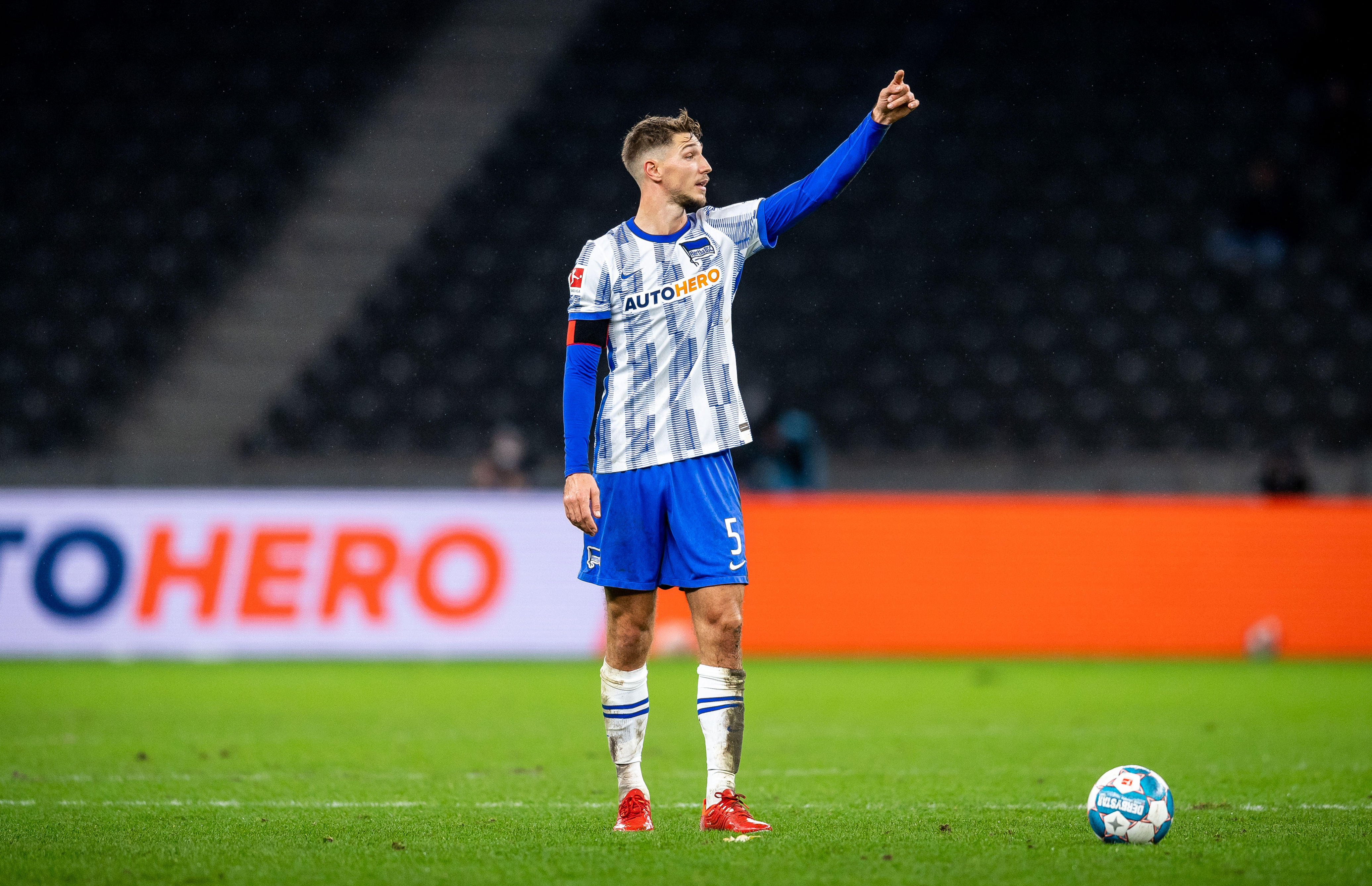 Niklas Stark gives orders on the pitch.