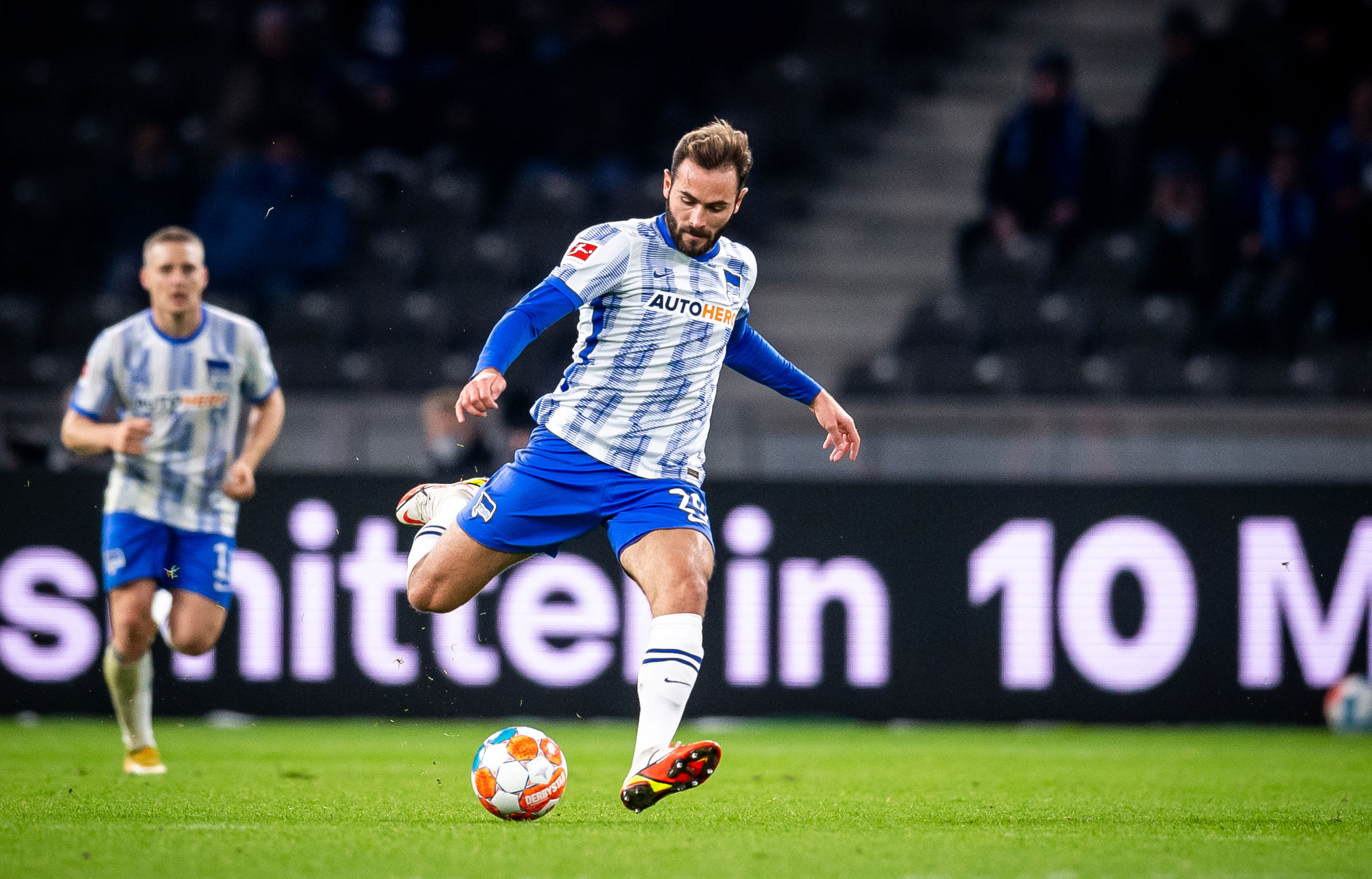 Lucas Tousart spielt den Ball, Santiago Ascacíbar beobachtet ihn.