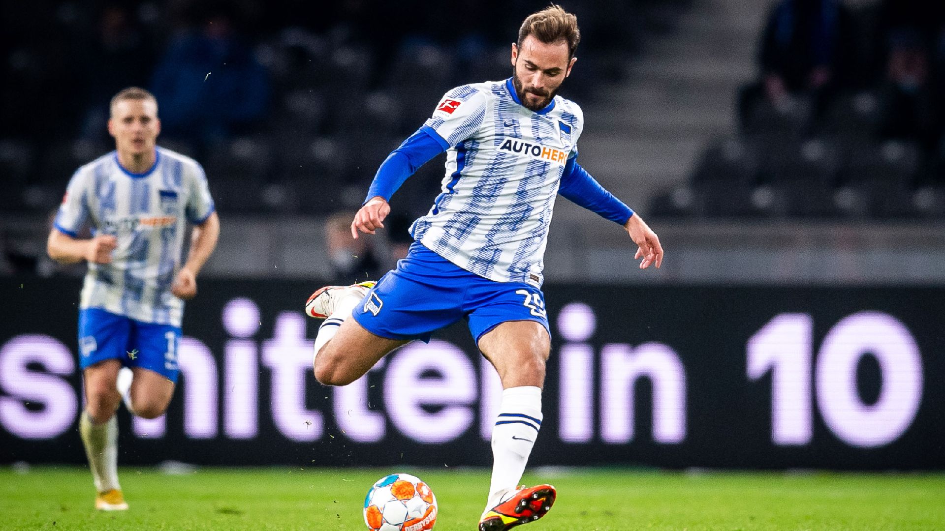 Lucas Tousart spielt den Ball, Santiago Ascacíbar beobachtet ihn.