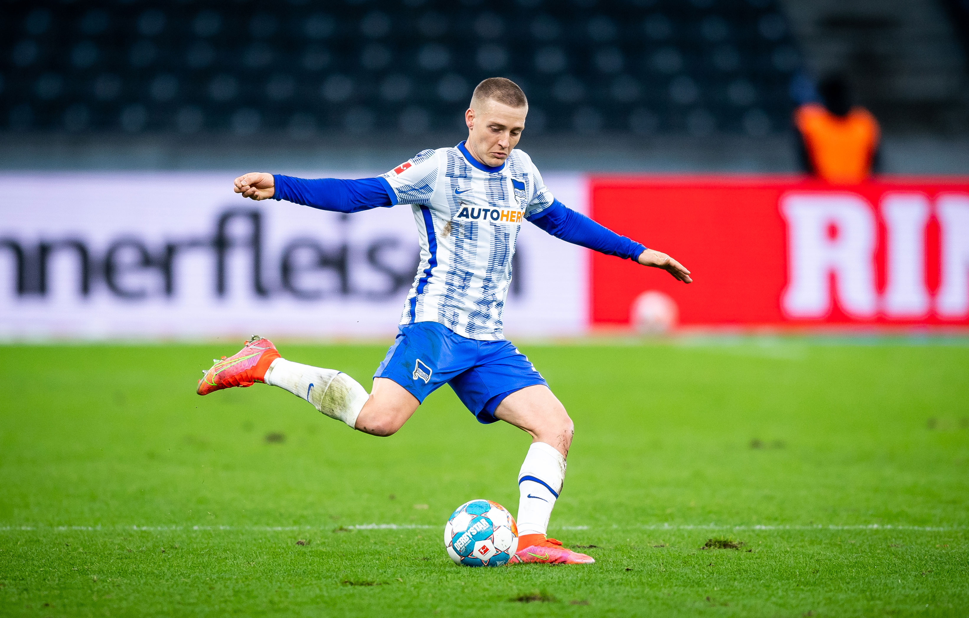 Santiago Ascacíbar plays the ball forward against Leverkusen.