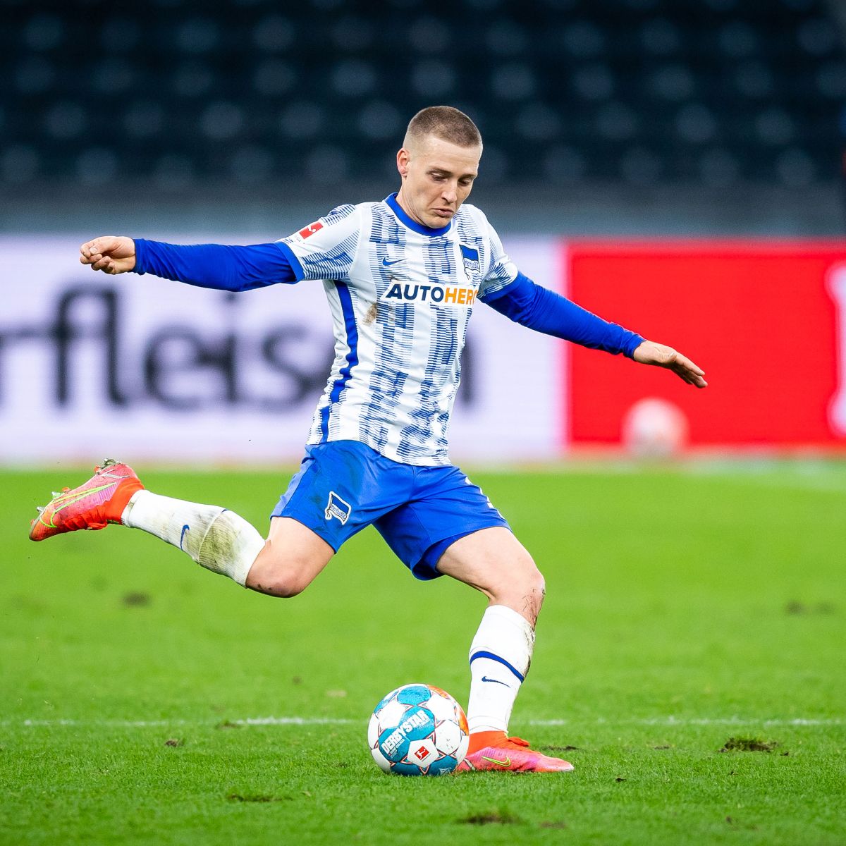 Santiago Ascacíbar spielt den Ball im Heimspiel gegen Leverkusen nach vorne.
