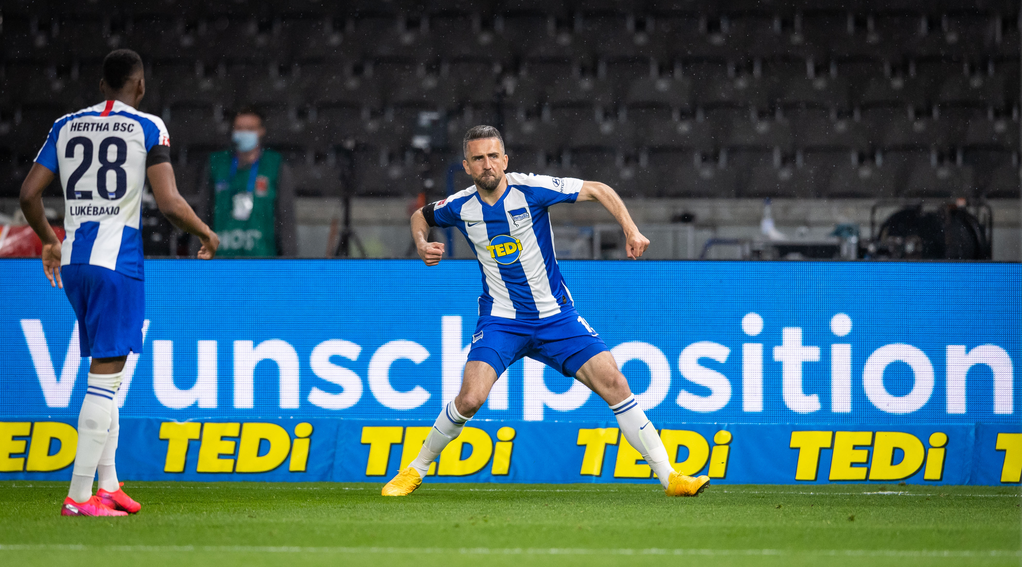 Emociones a flor de piel: Vedad Ibišević celebra su primer gol en el derbi.