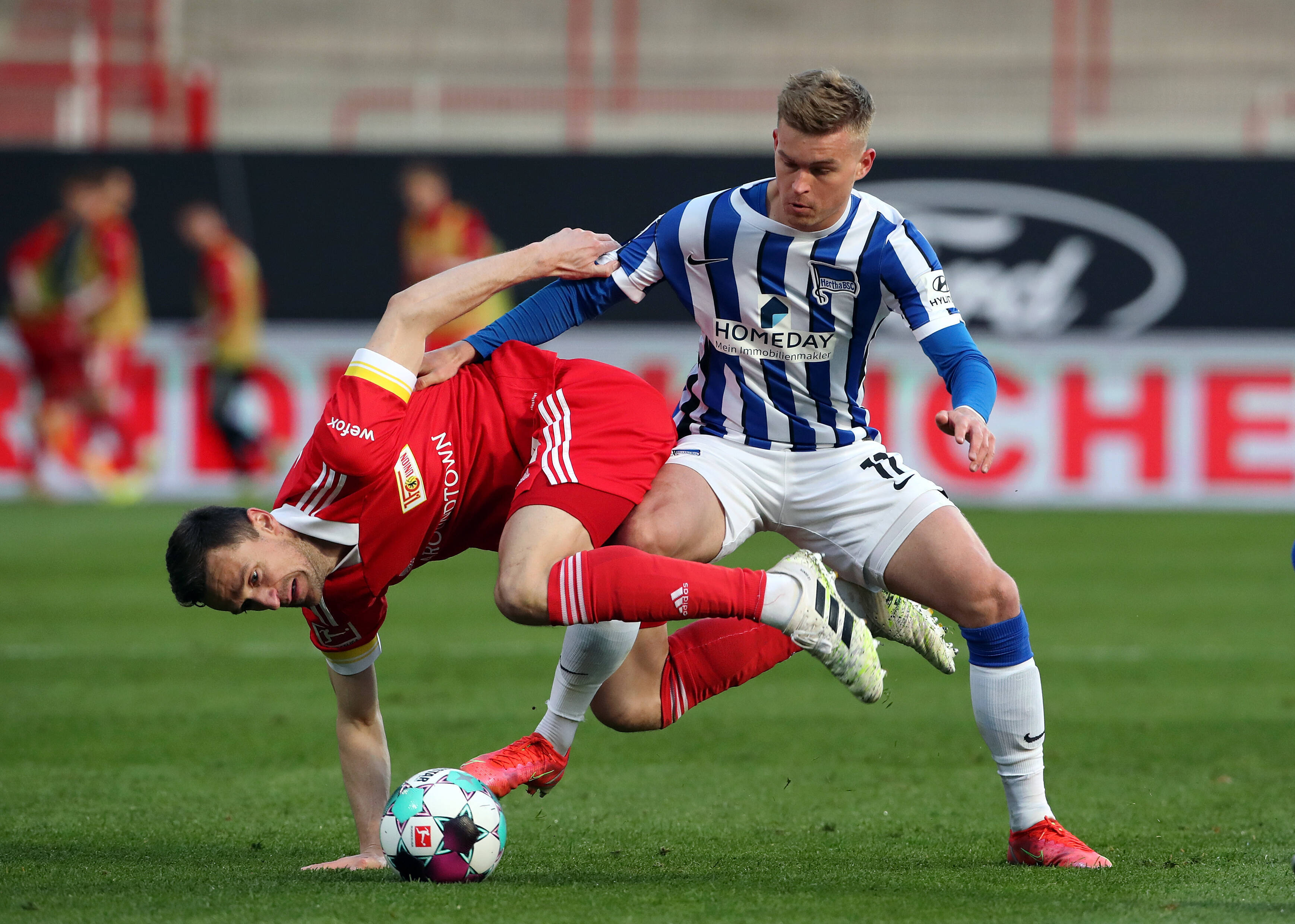 Maxi Mittelstädt im Zweikampf mit Christian Gentner.