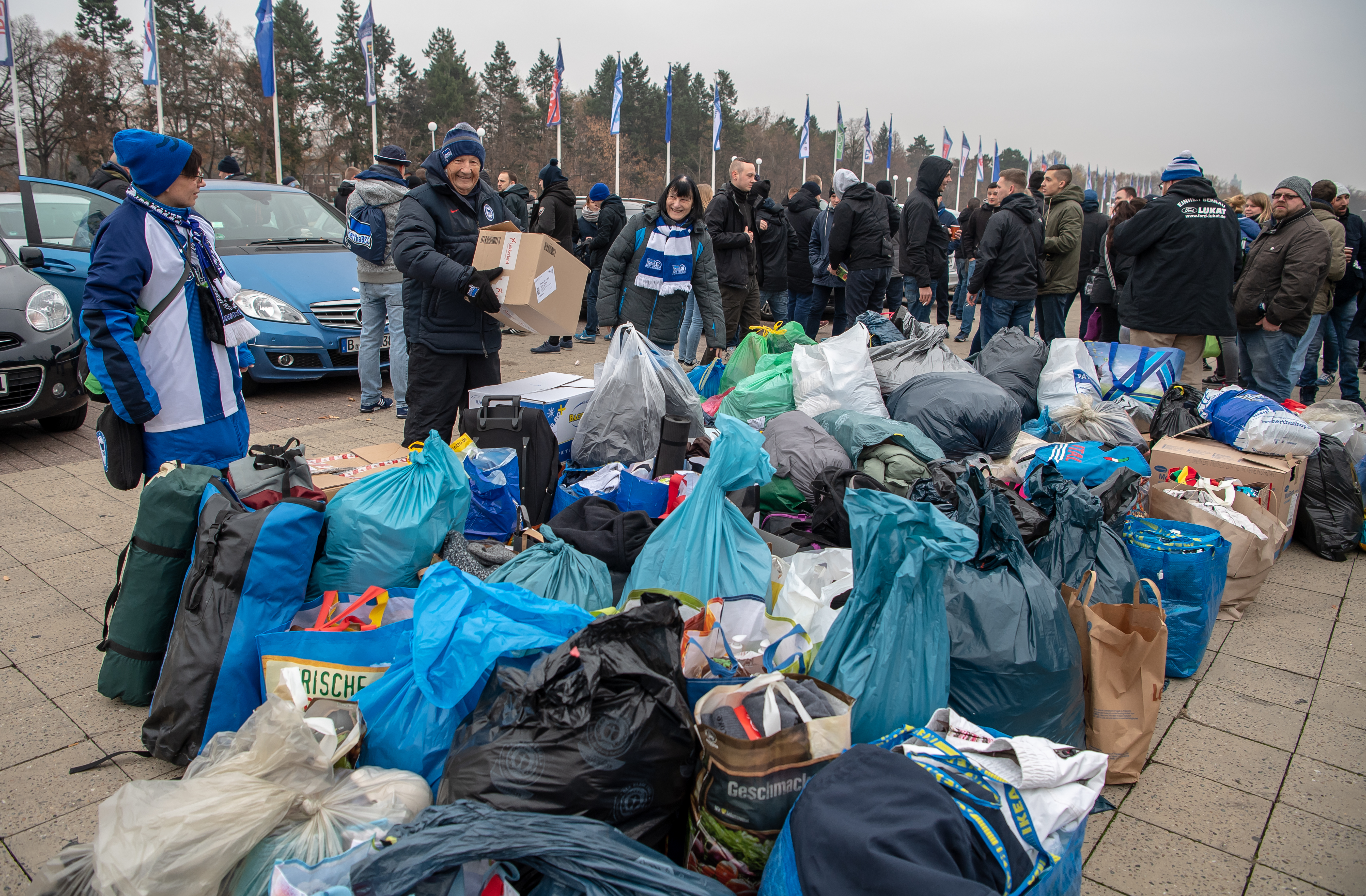 Helfende sammeln vor dem Olympiastadion Spenden.