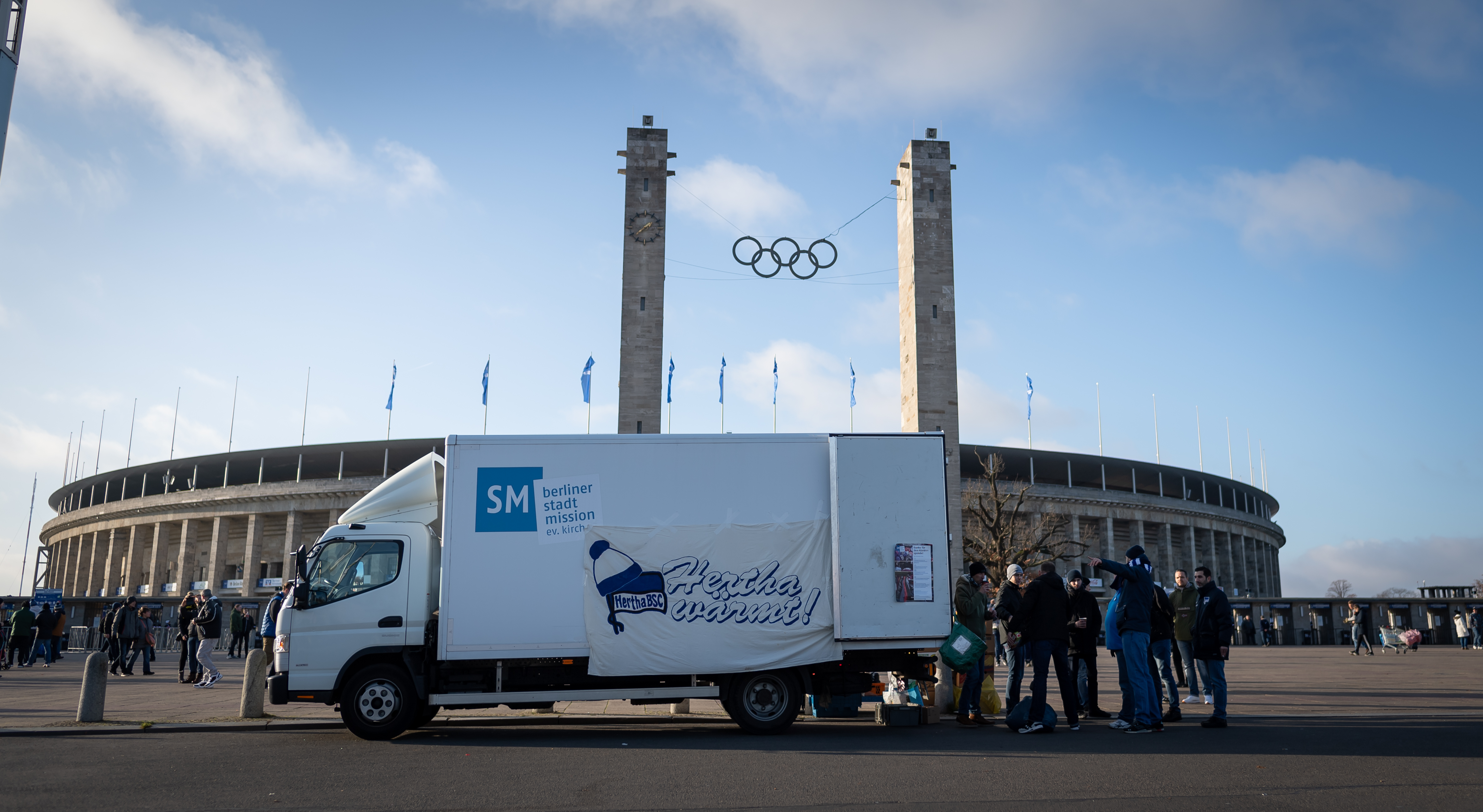 Der Lkw von der Berliner Stadtmission steht vor dem Olympiastadion.