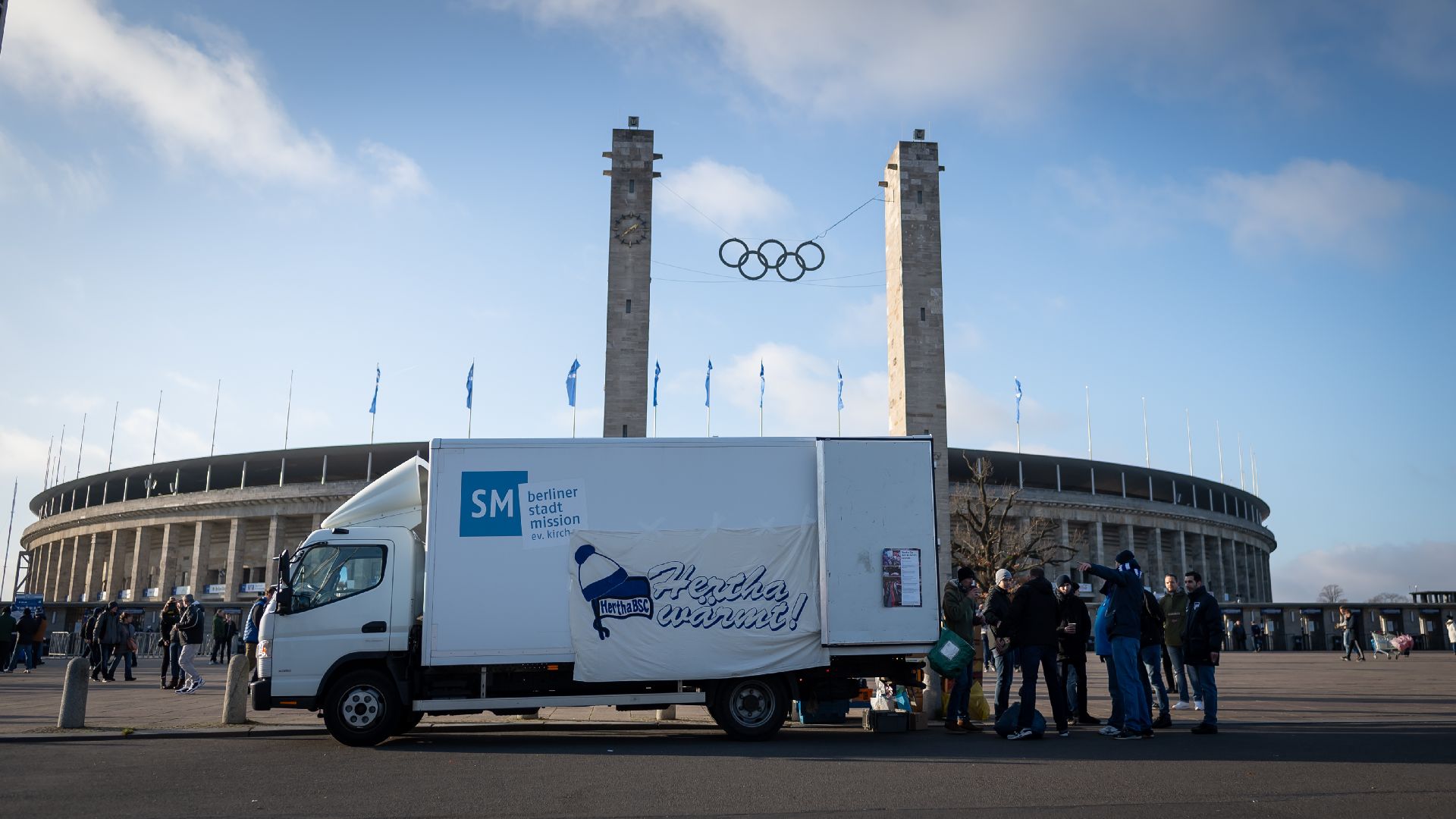 Der Lkw von der Berliner Stadtmission steht vor dem Olympiastadion.