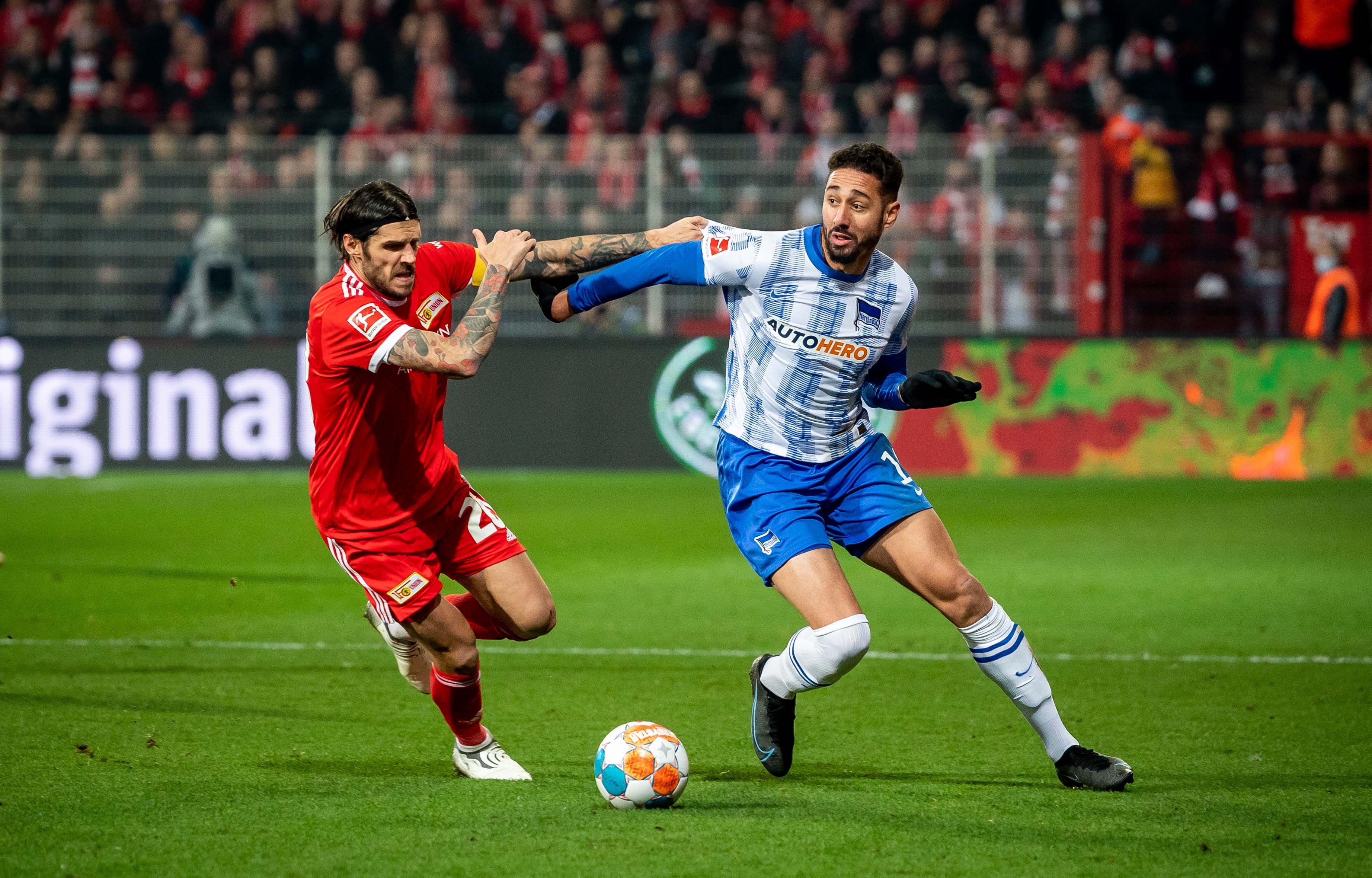 Ishak Belfodil im Zweikampf mit Christopher Trimmel.