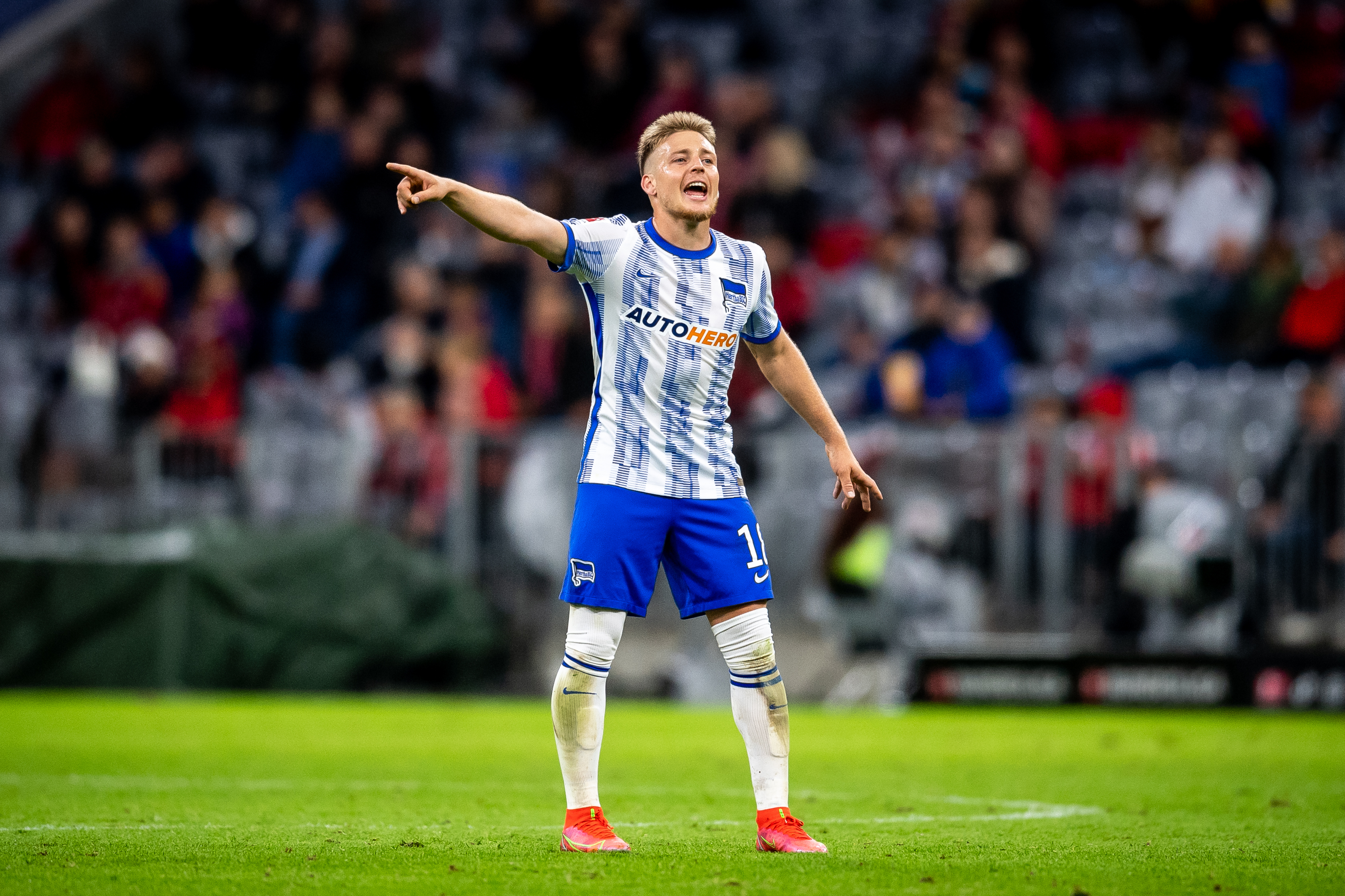 Santiago Ascacíbar gibt auf dem Rasen Anweisungen an seine Mitspieler.