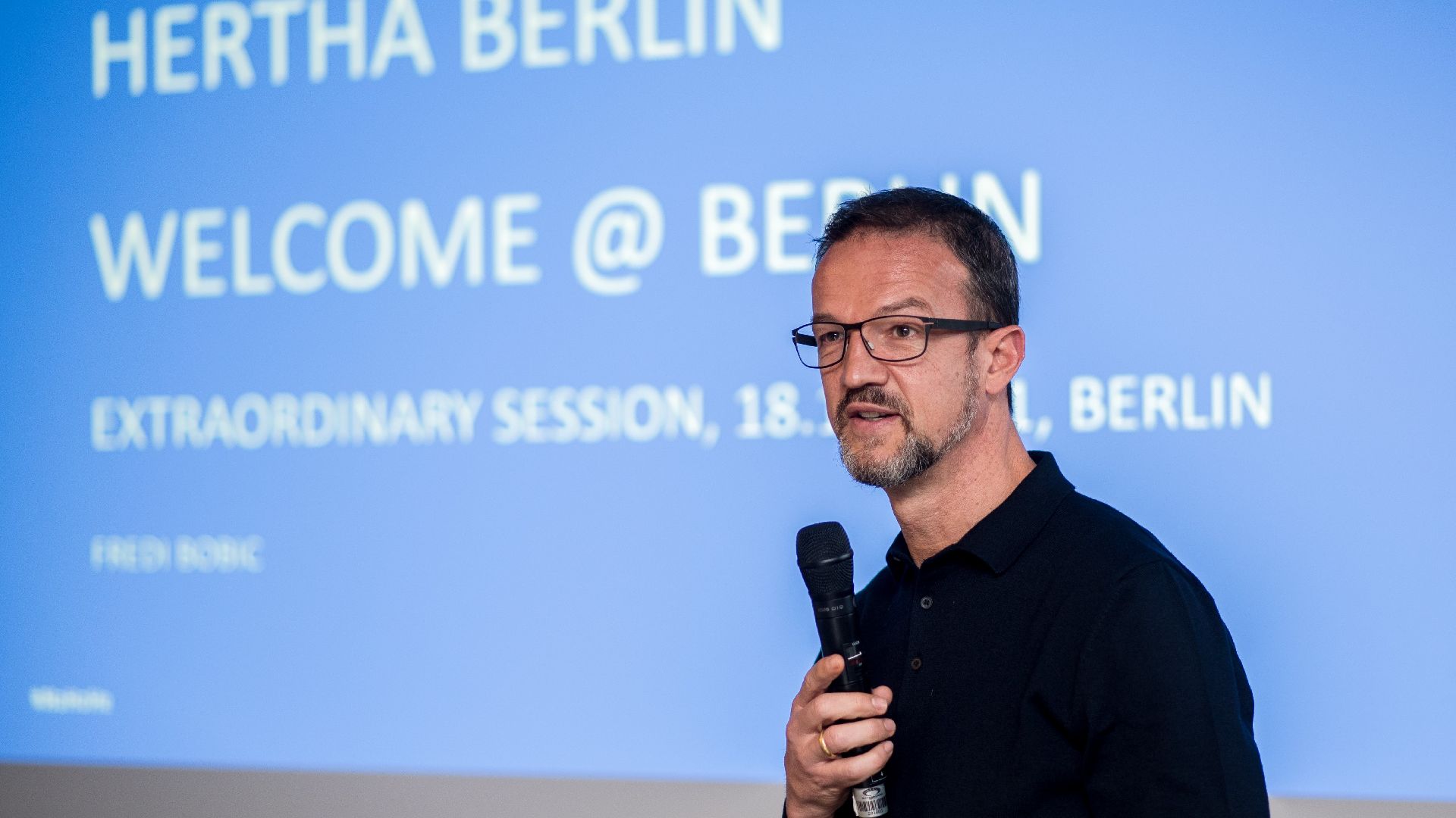 Fredi Bobic spricht auf dem Kongress.