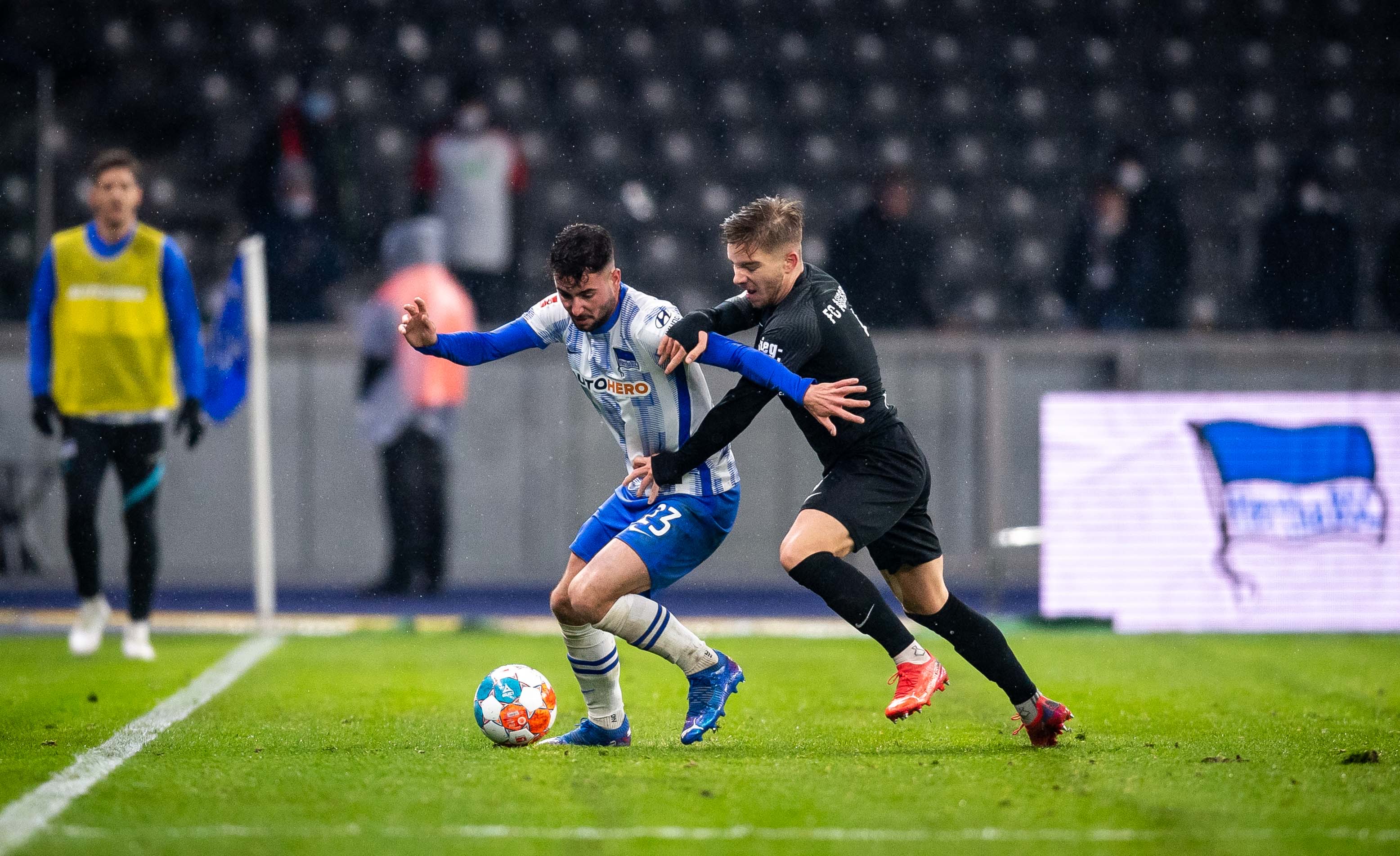 Marco Richter se zafa de la presión del jugador del FC Augsburg.