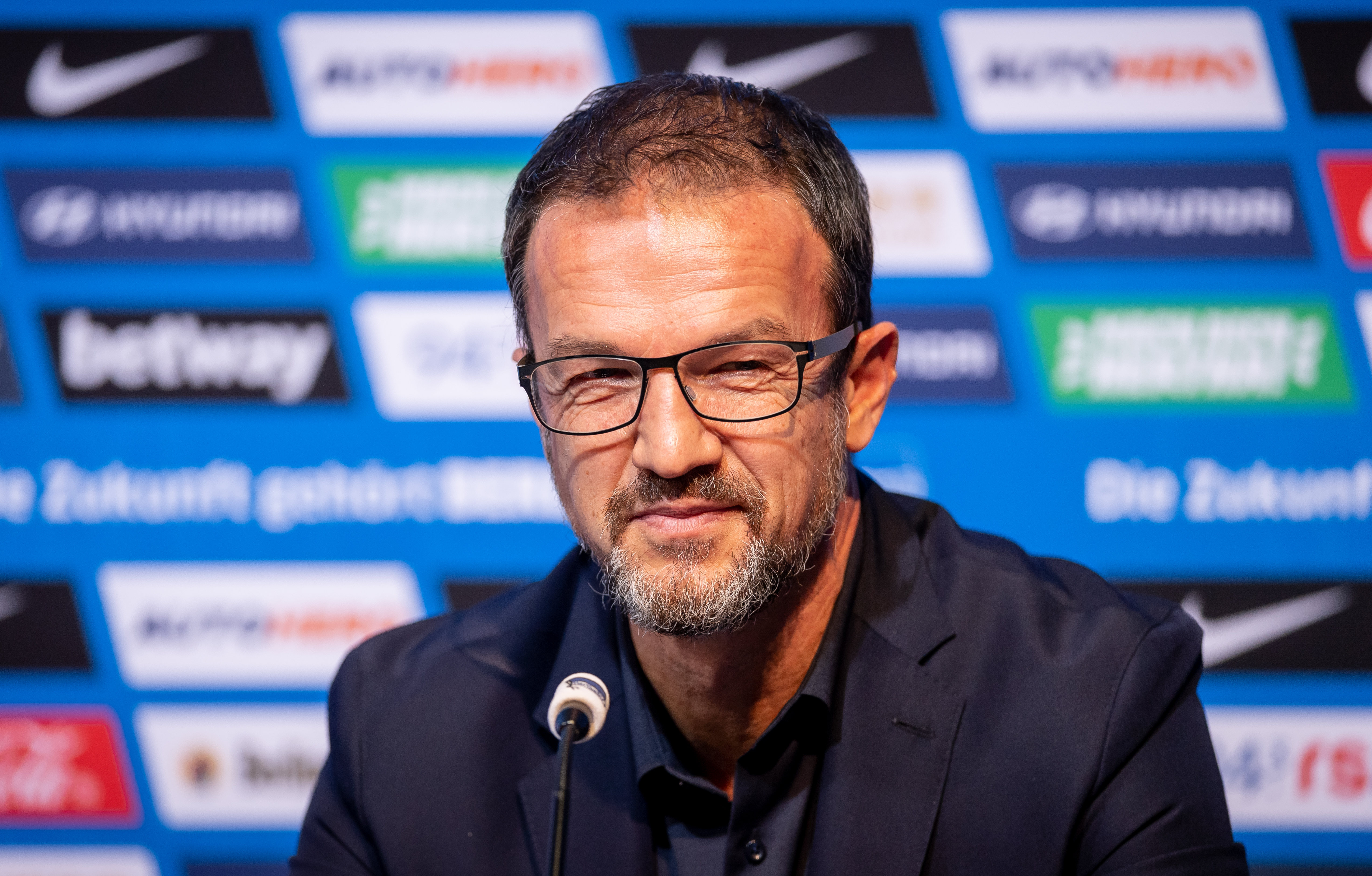 Fredi Bobic spricht auf der Pressekonferenz zu den Medienschaffenden.