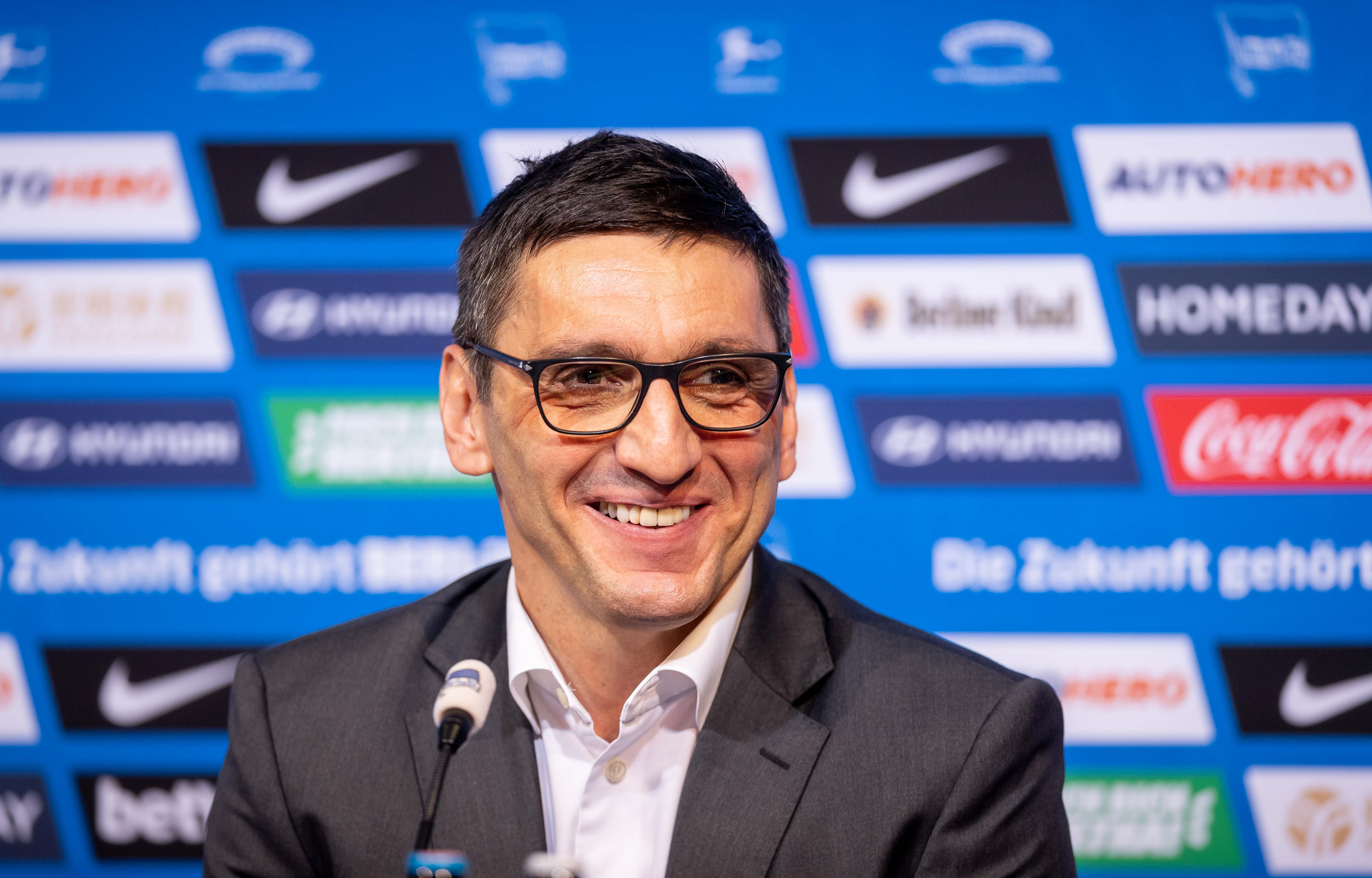 Tayfun Korkut spricht auf der Pressekonferenz.