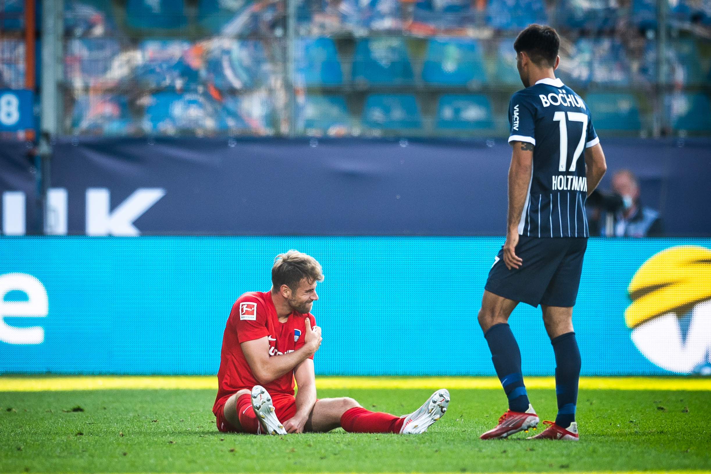 Lukas Klünter verletzt sich beim Spiel in Bochum.