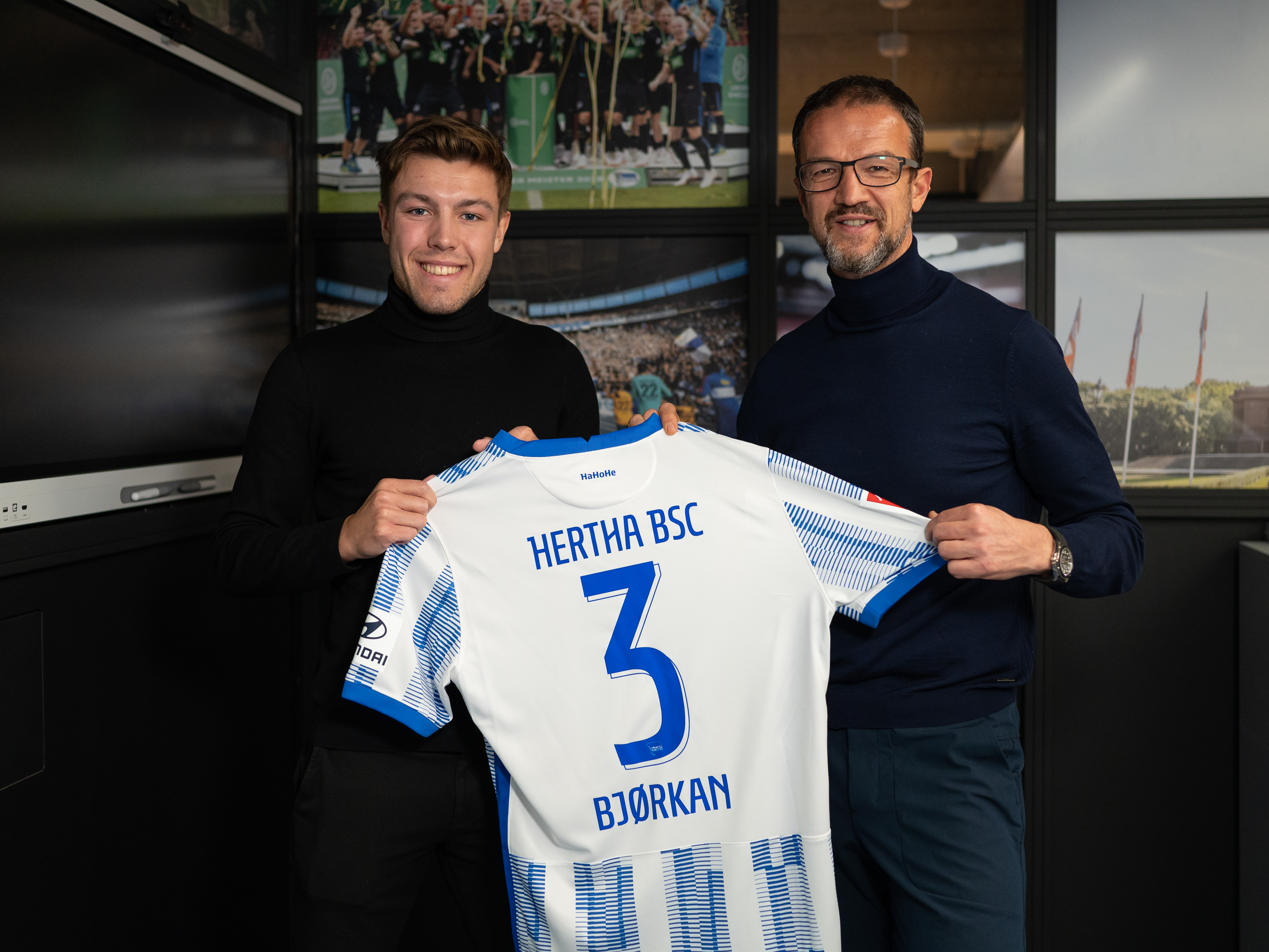 Fredi Bobic und Fredrik André Bjørkan halten das blau-weiße Trikot mit der Nummer 3.