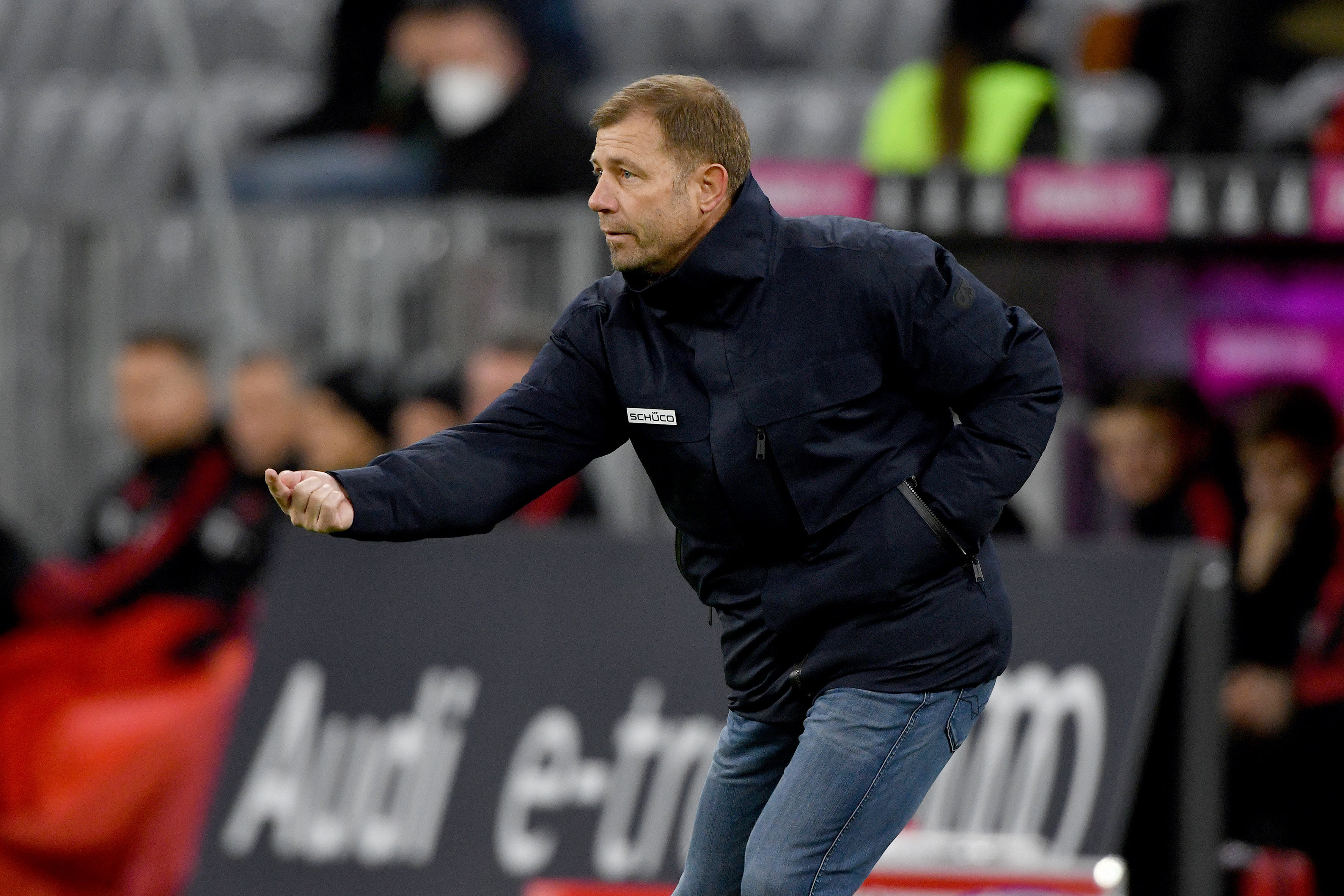 DSC-Trainer Frank Kramer coacht seine Jungs engagiert an der Seitenlinie.