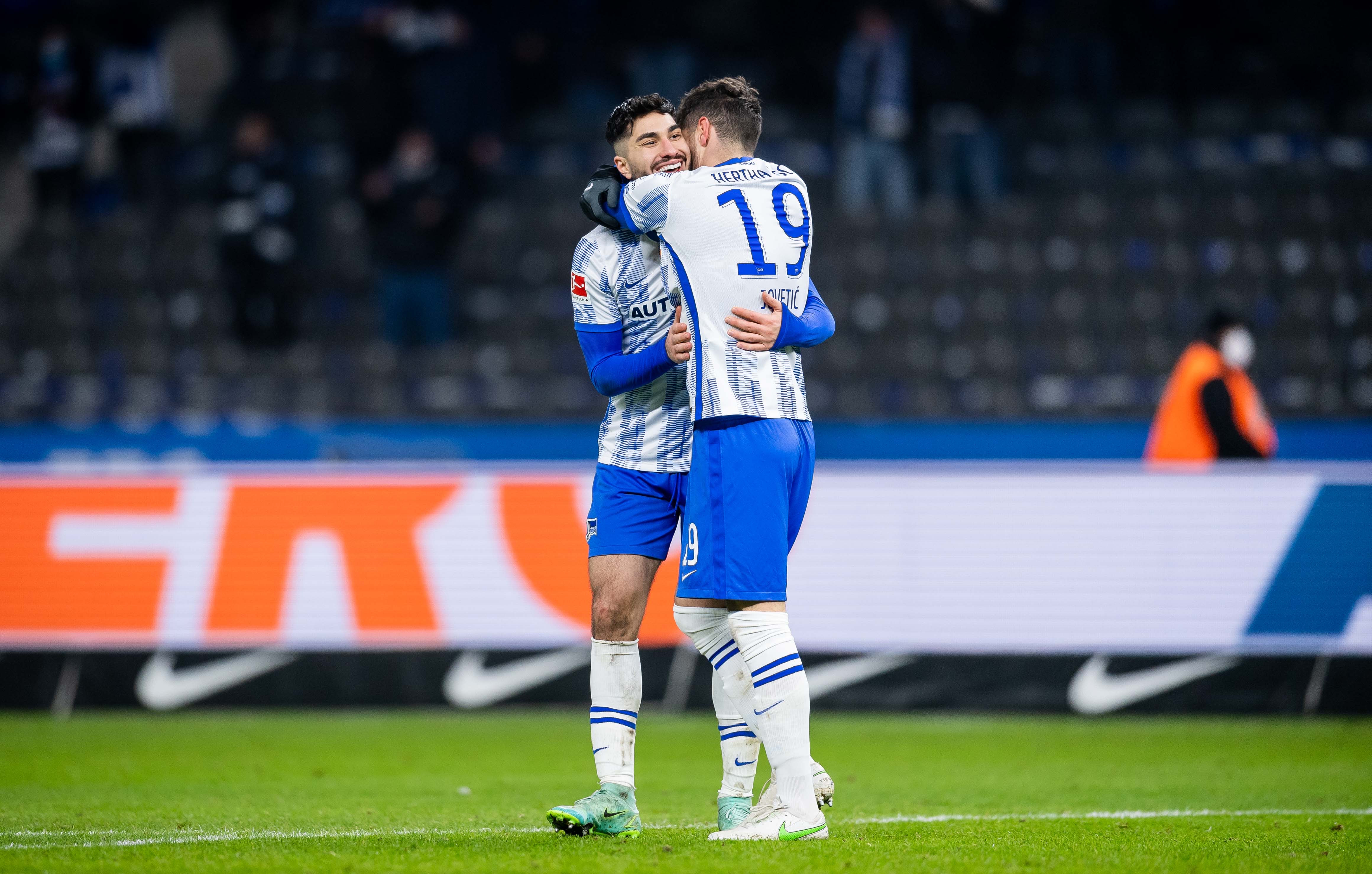 Suat Serdar y Stevan Jovetić celebran el primer gol contra el Bielefeld.
