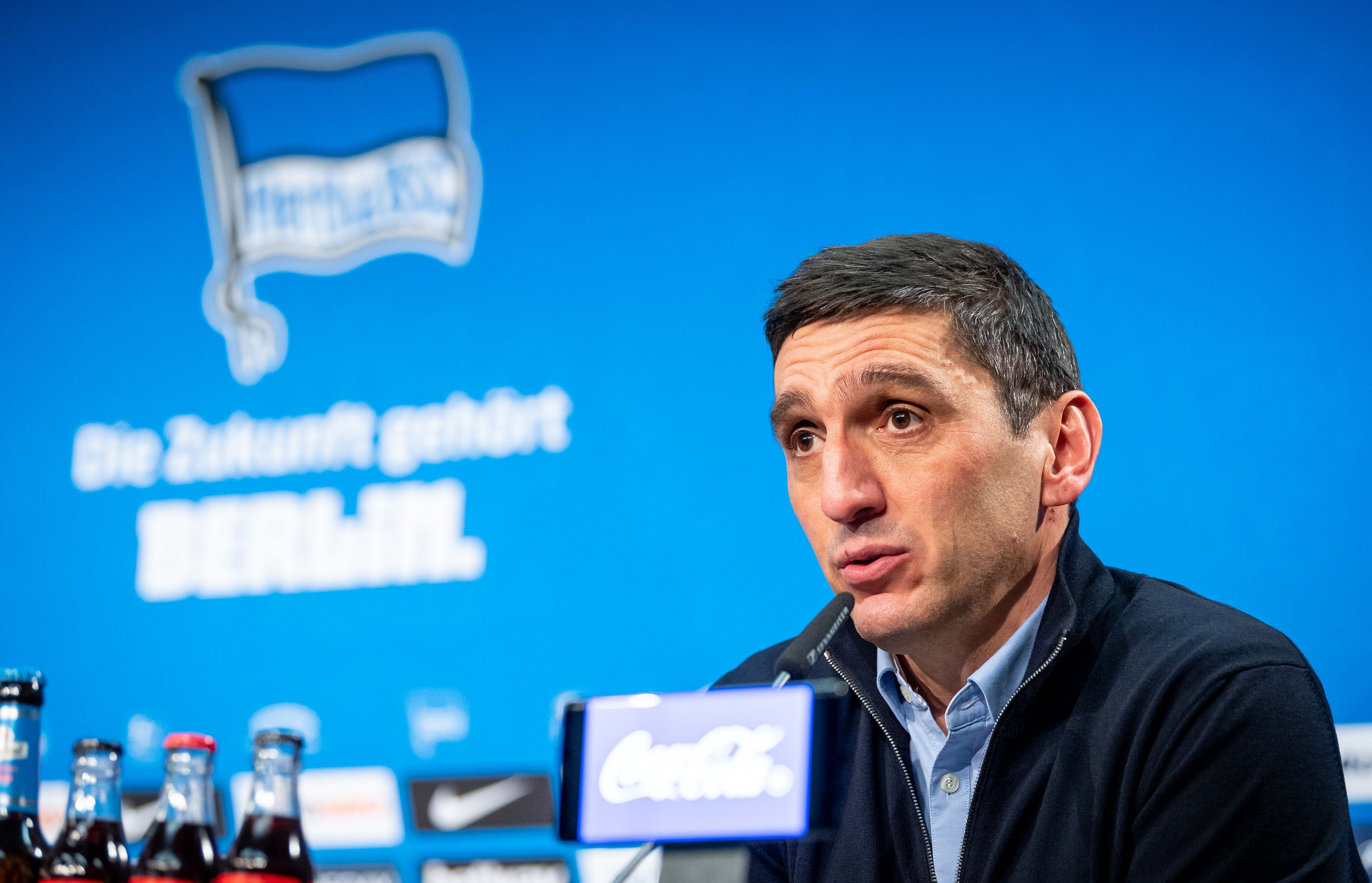Tayfun Korkut spricht auf der Pressekonferenz nach dem Heimerfolg gegen Bielefeld.