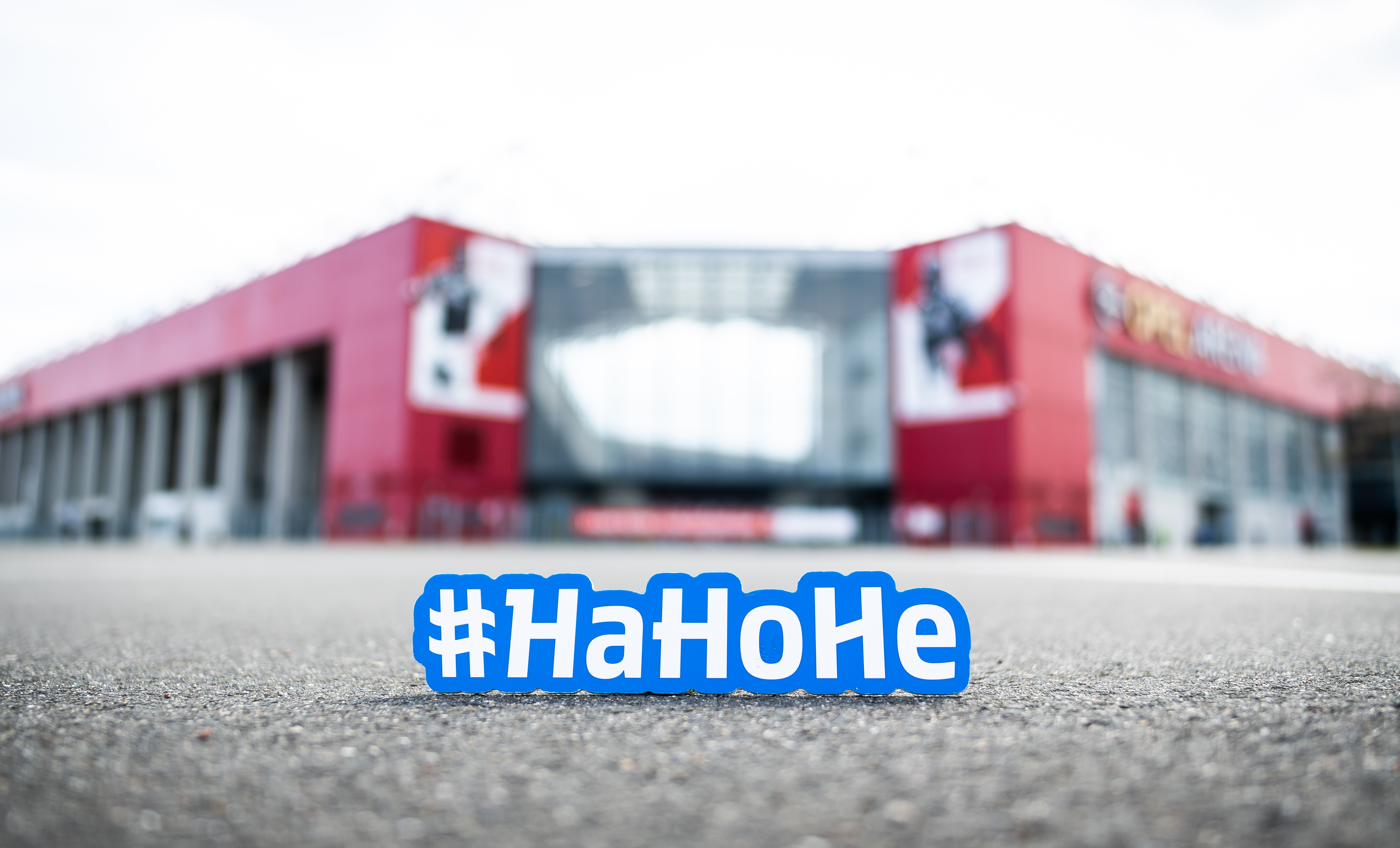 Das HaHoHe-Logo liegt vor der Spielstätte des 1. FSV Mainz 05.